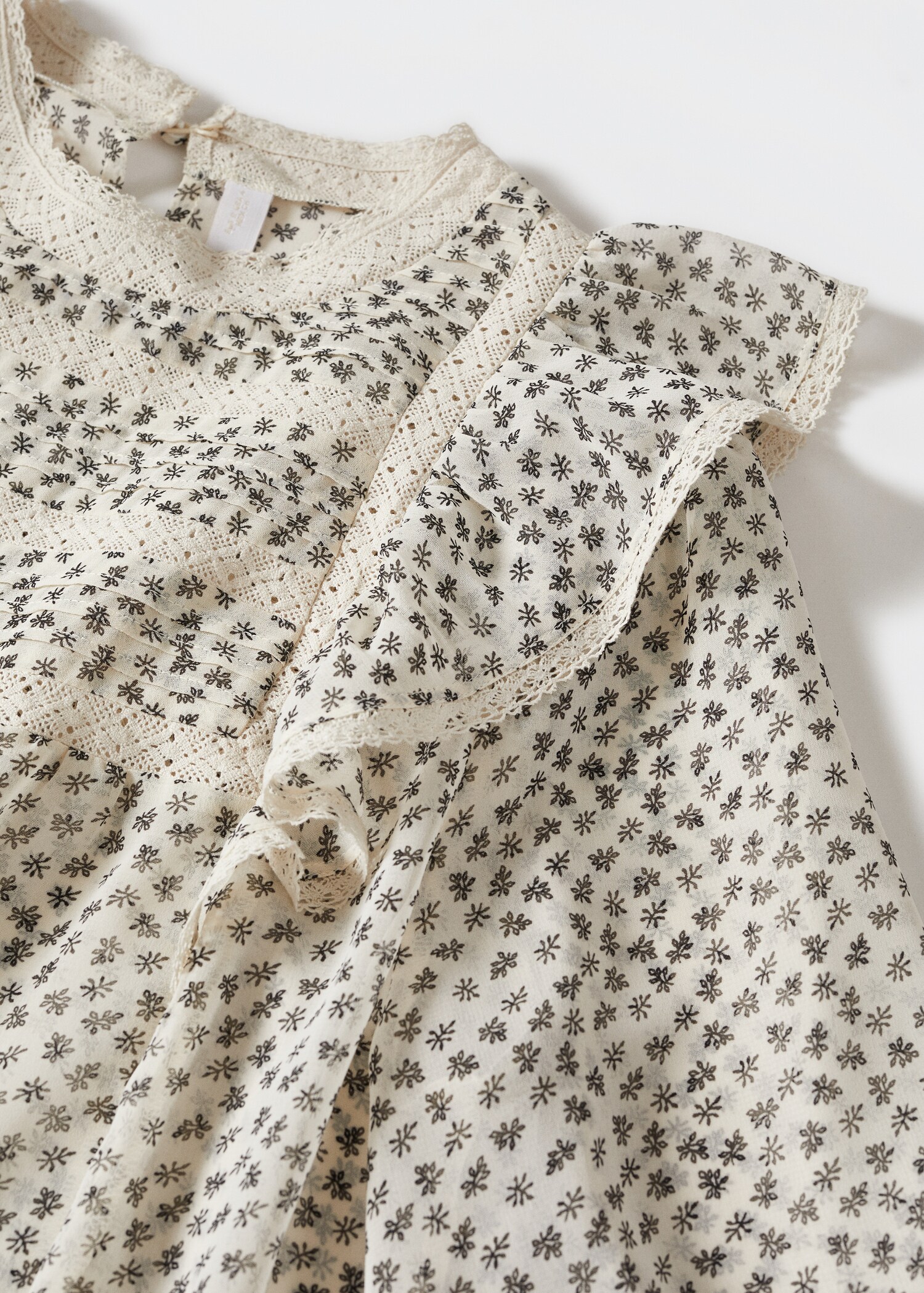 Floral-print blouse with ruffles - Details of the article 8