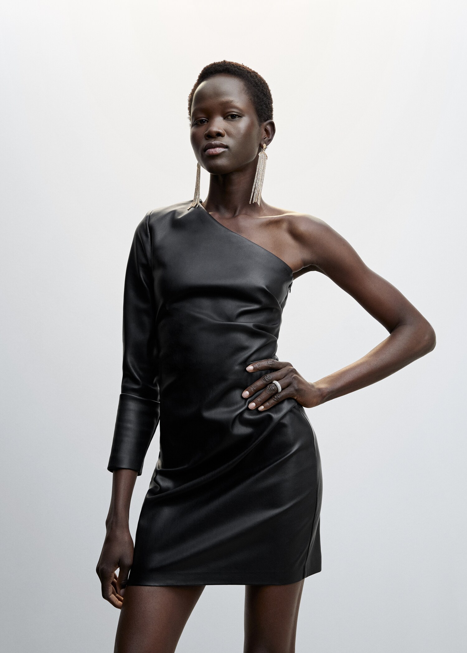 Asymmetrisches Kleid mit Leder-Effekt - Mittlere Ansicht