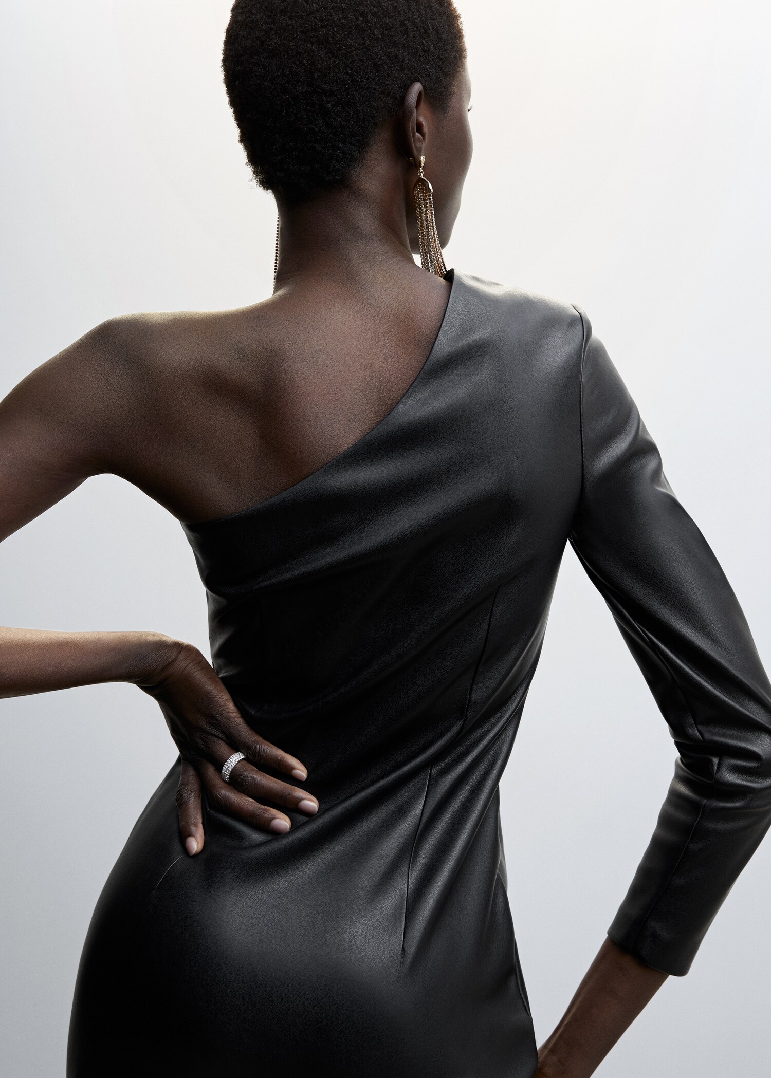 Asymmetrisches Kleid mit Leder-Effekt - Detail des Artikels 4