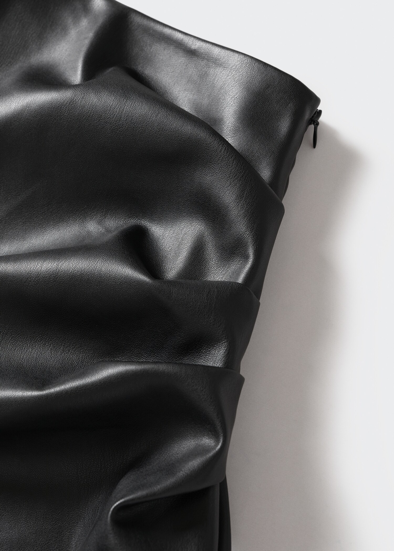 Asymmetrisches Kleid mit Leder-Effekt - Detail des Artikels 8