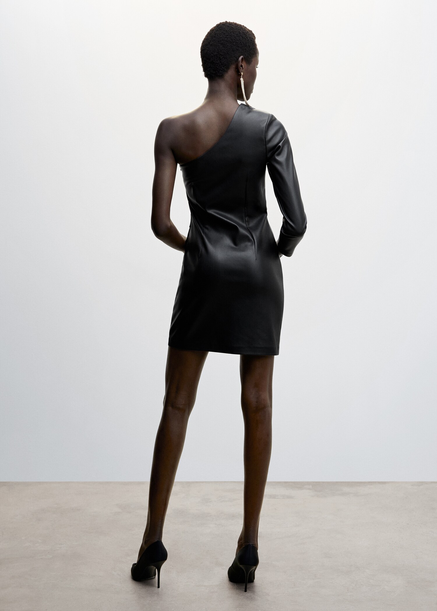 Asymmetrisches Kleid mit Leder-Effekt - Rückseite des Artikels