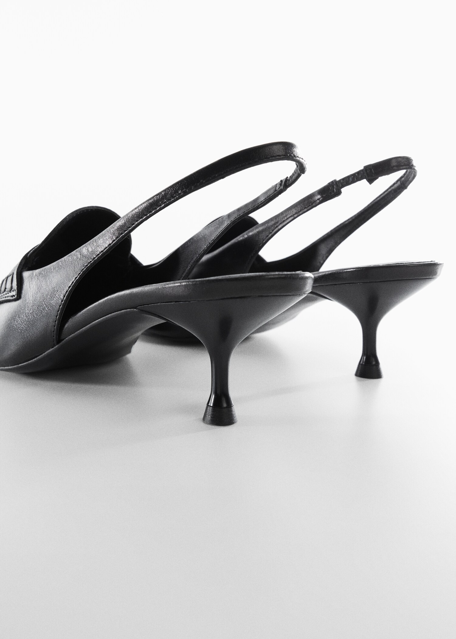 Pointed toe leather shoes - Details of the article 1