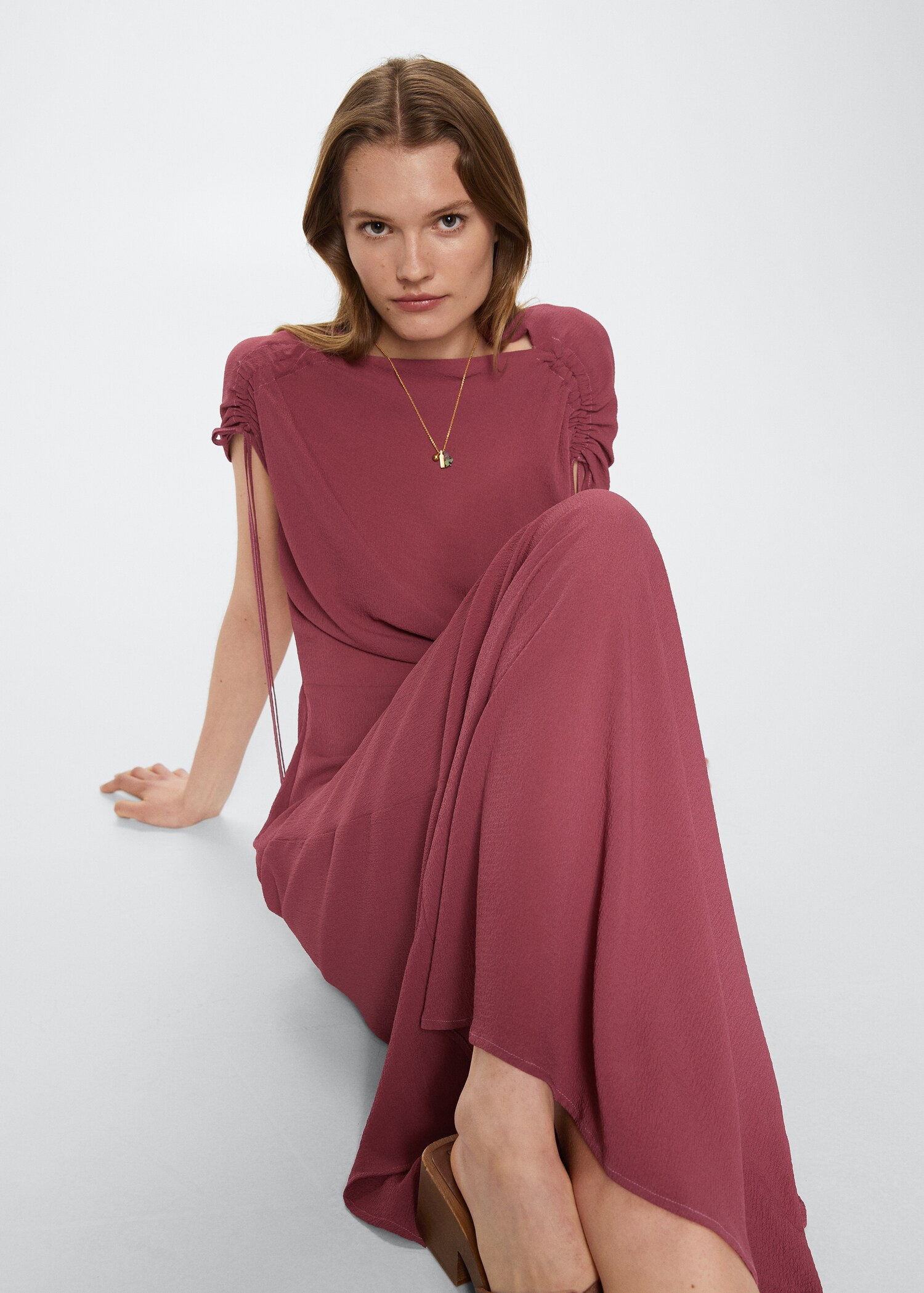 Kleid mit gerafften Details - Detail des Artikels 1