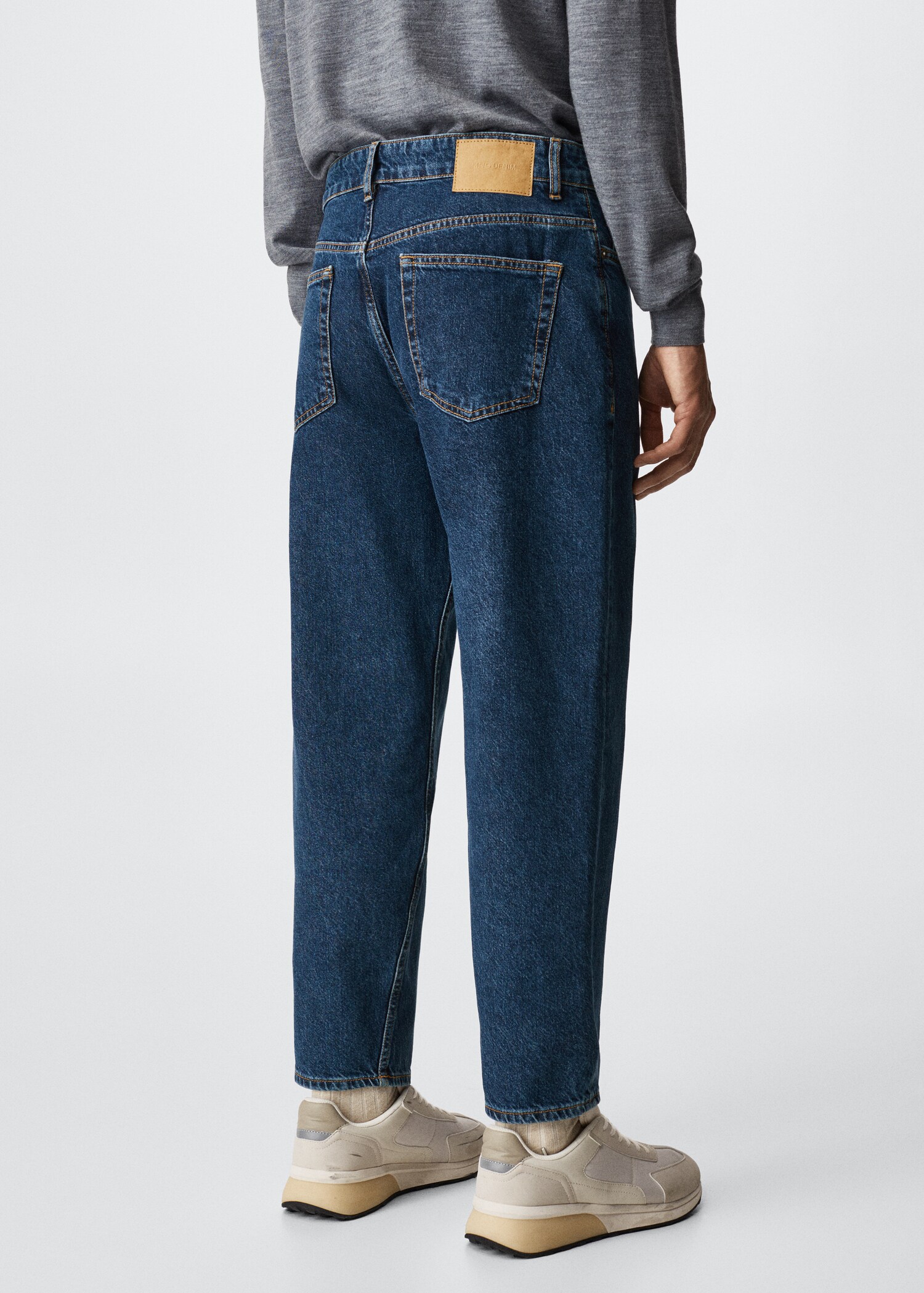 Tapered loose cropped jeans - Reverse of the article