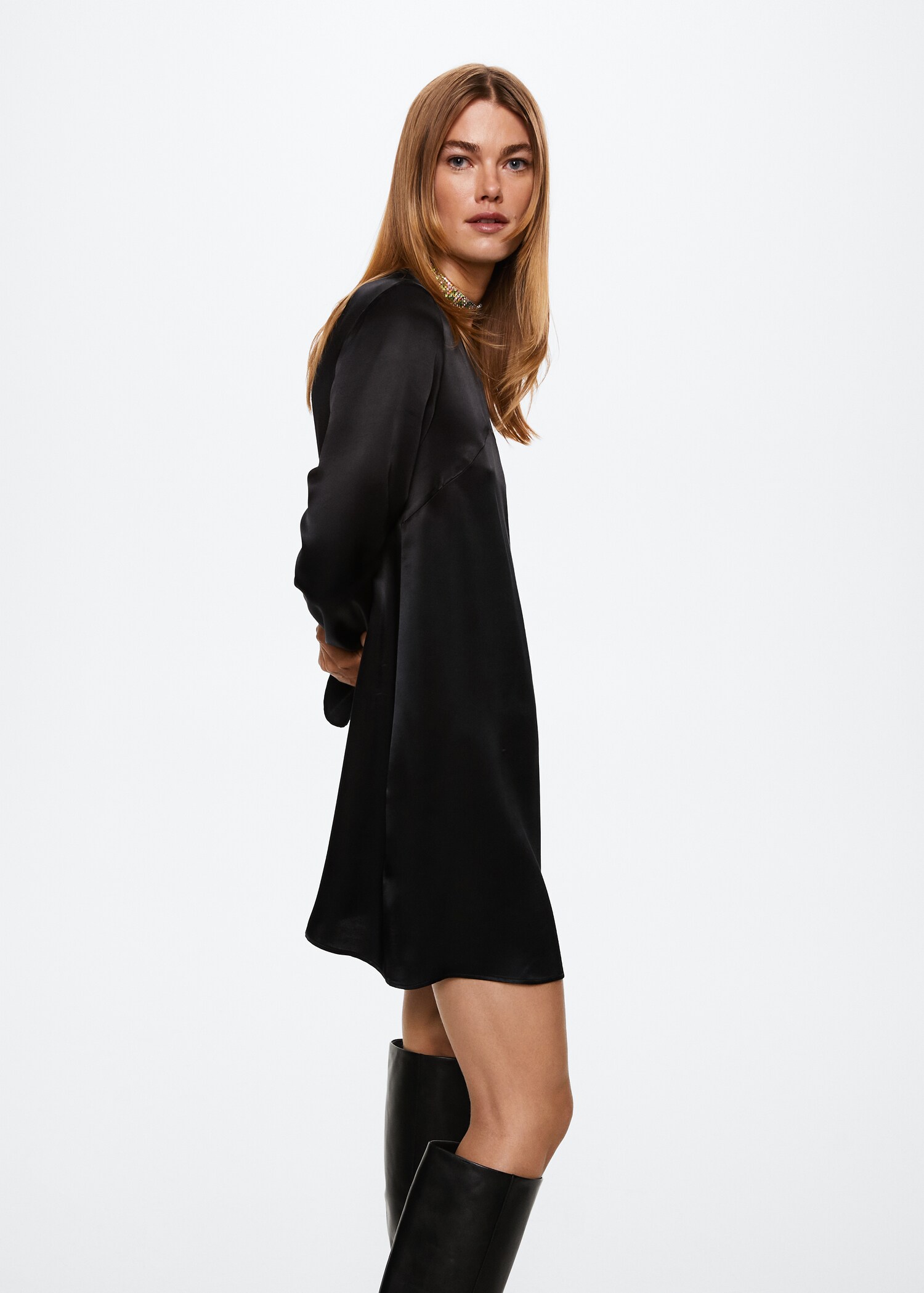 Vestido satinado - Plano medio