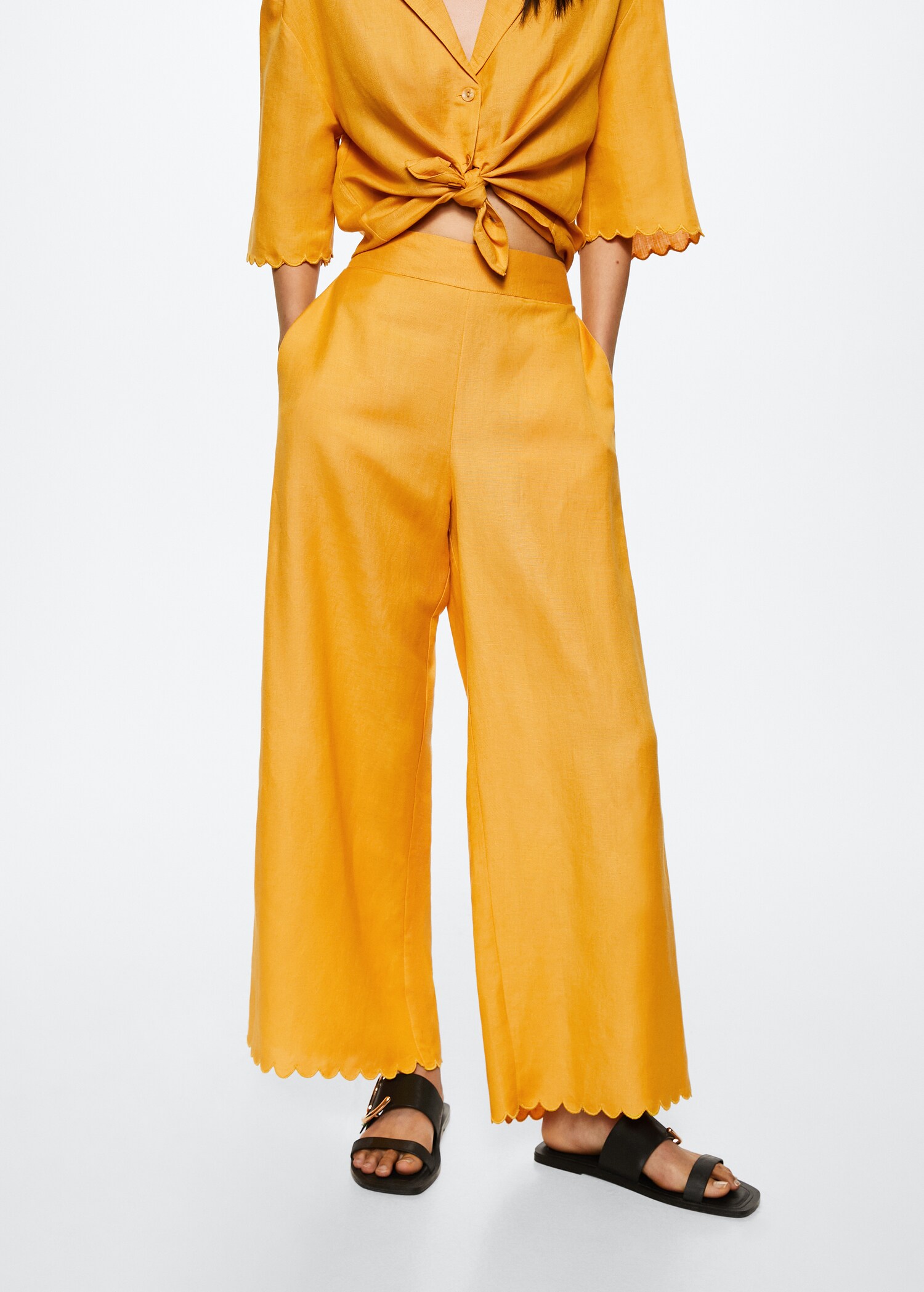 Pantalón crop lino - Plano medio