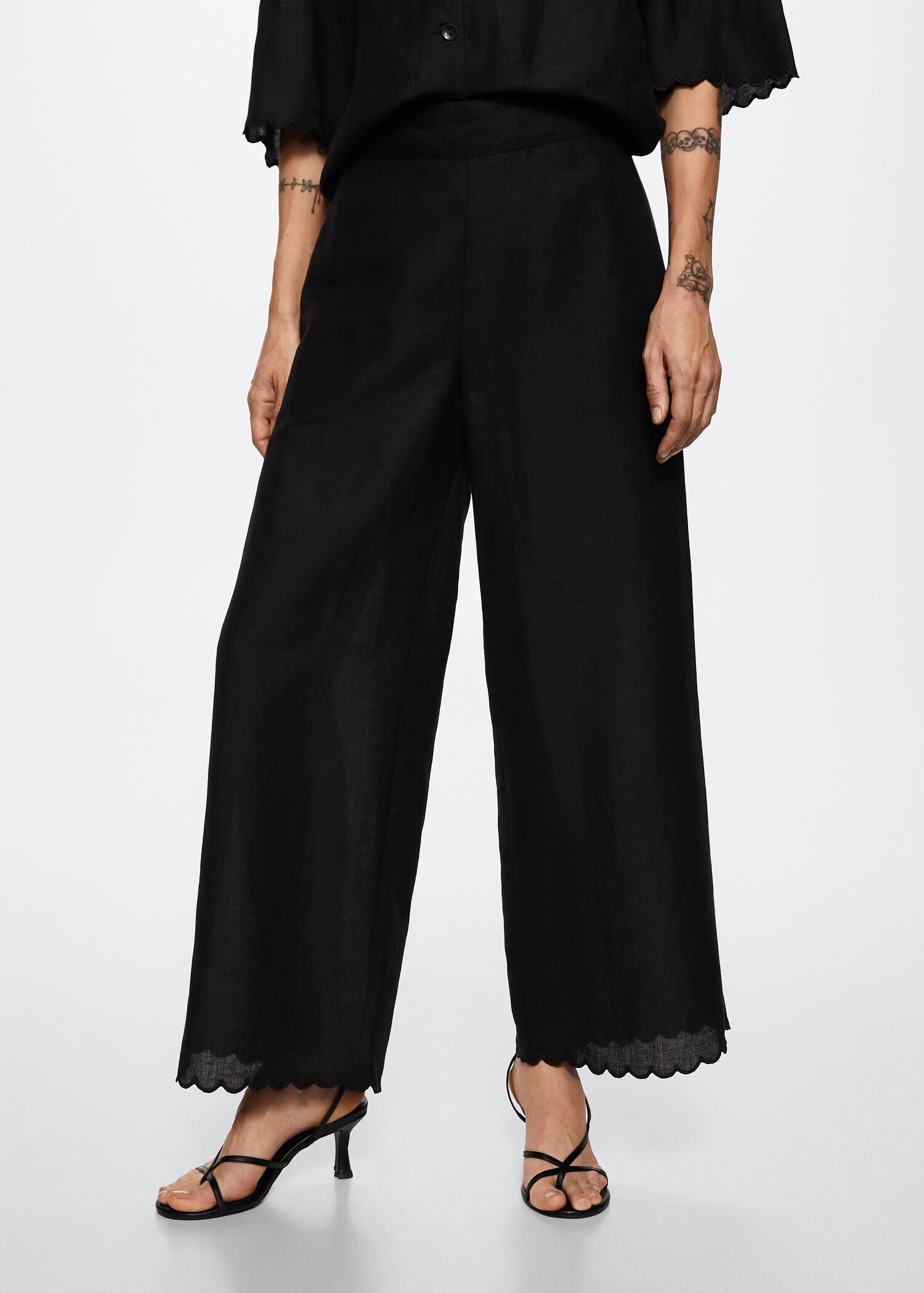 Pantalón crop lino - Plano medio