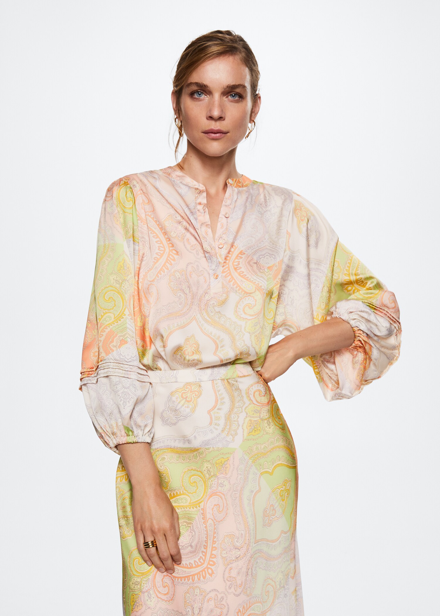 Blusa estampado paisley - Plano medio