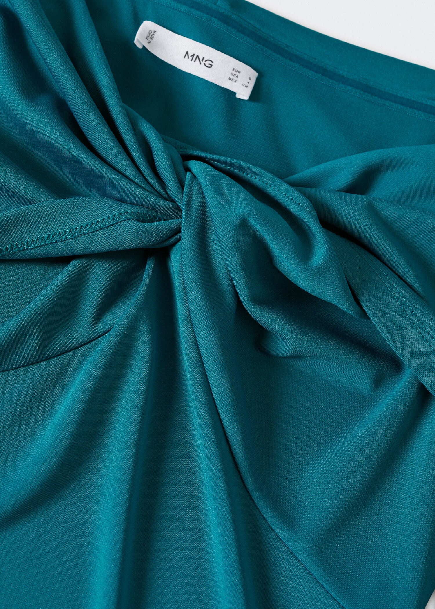 Kleid mit Bateau-Ausschnitt und Knoten - Detail des Artikels 8