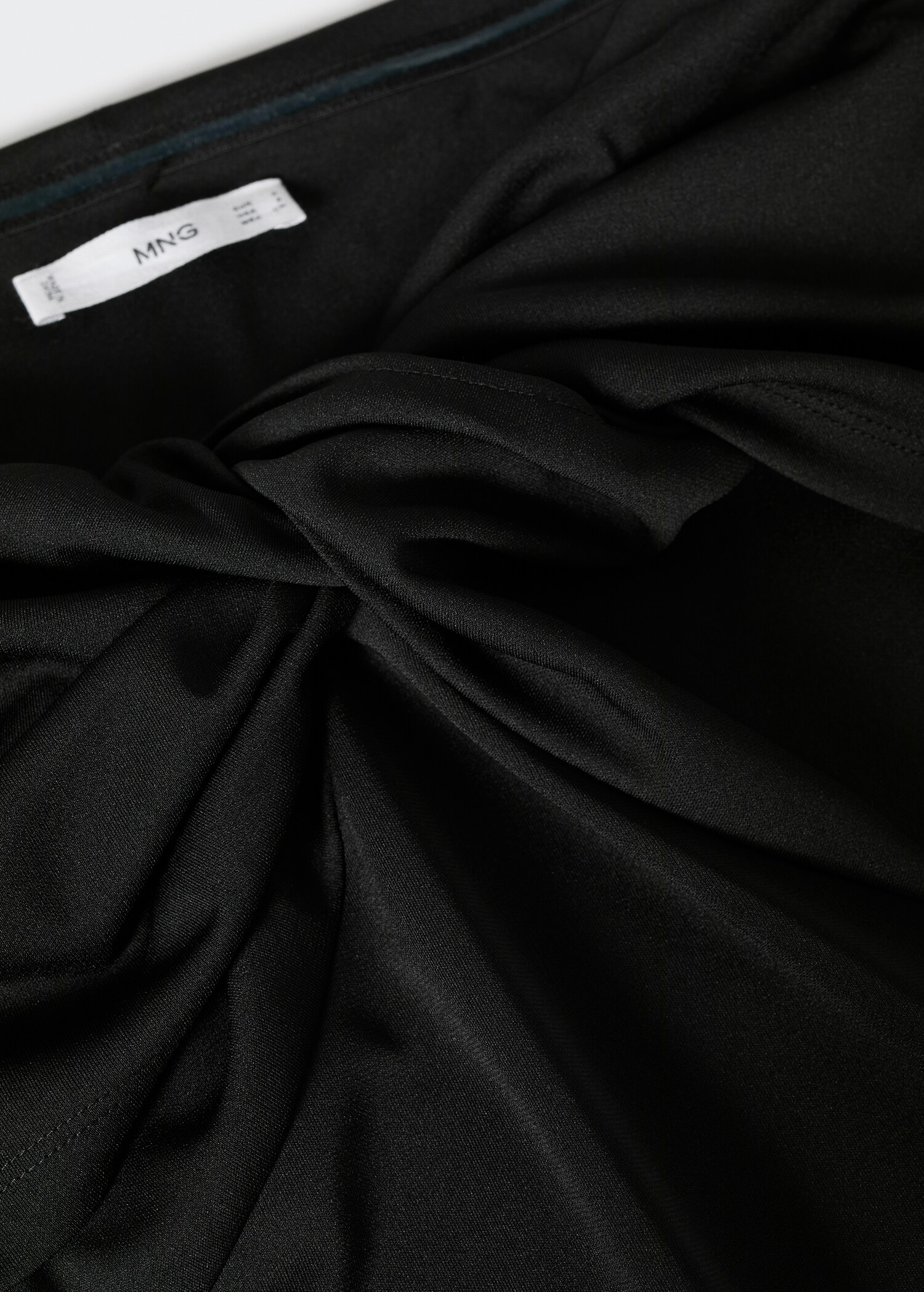 Kleid mit Bateau-Ausschnitt und Knoten - Detail des Artikels 8