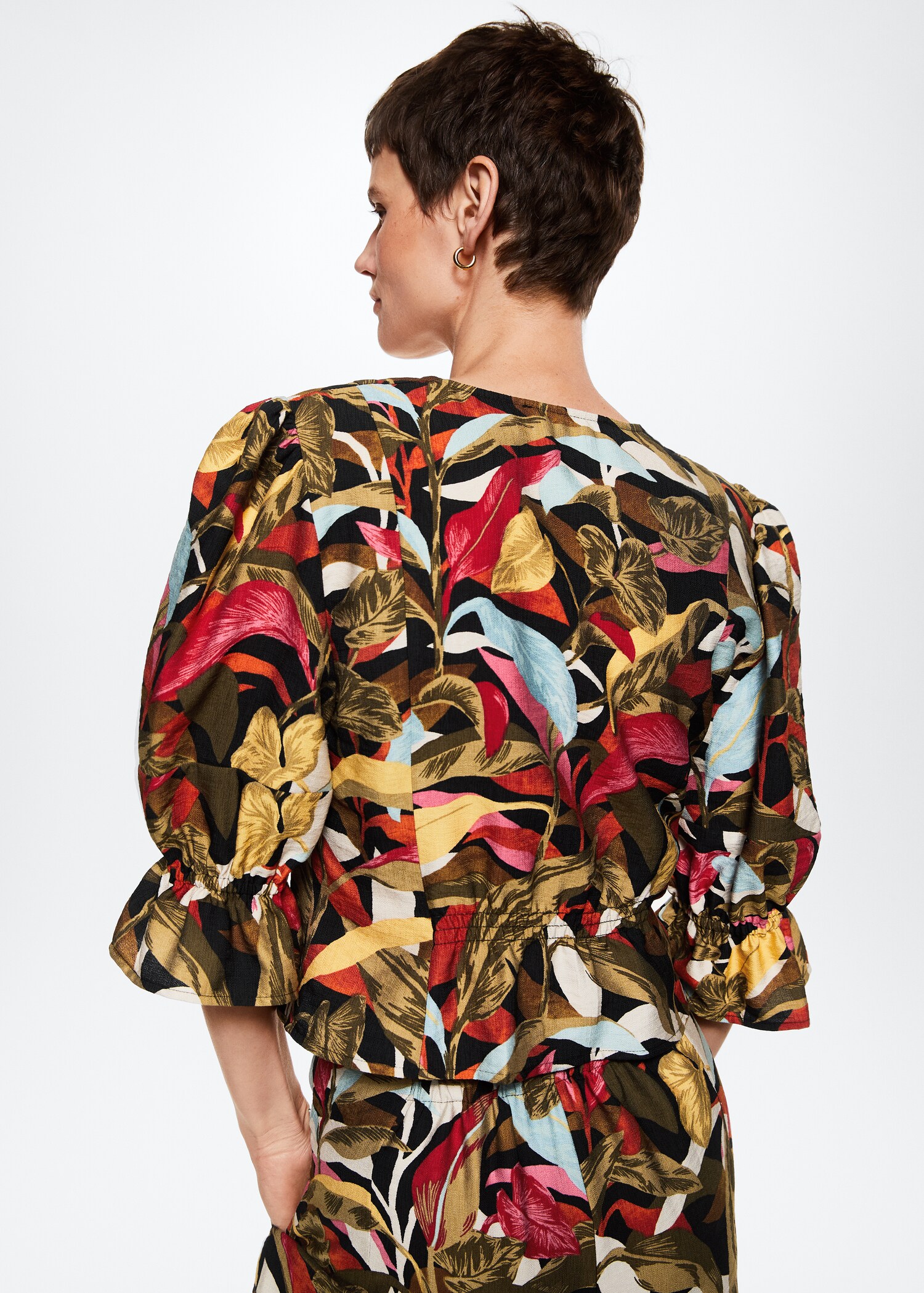 Ruffled floral blouse - Reverse of the article