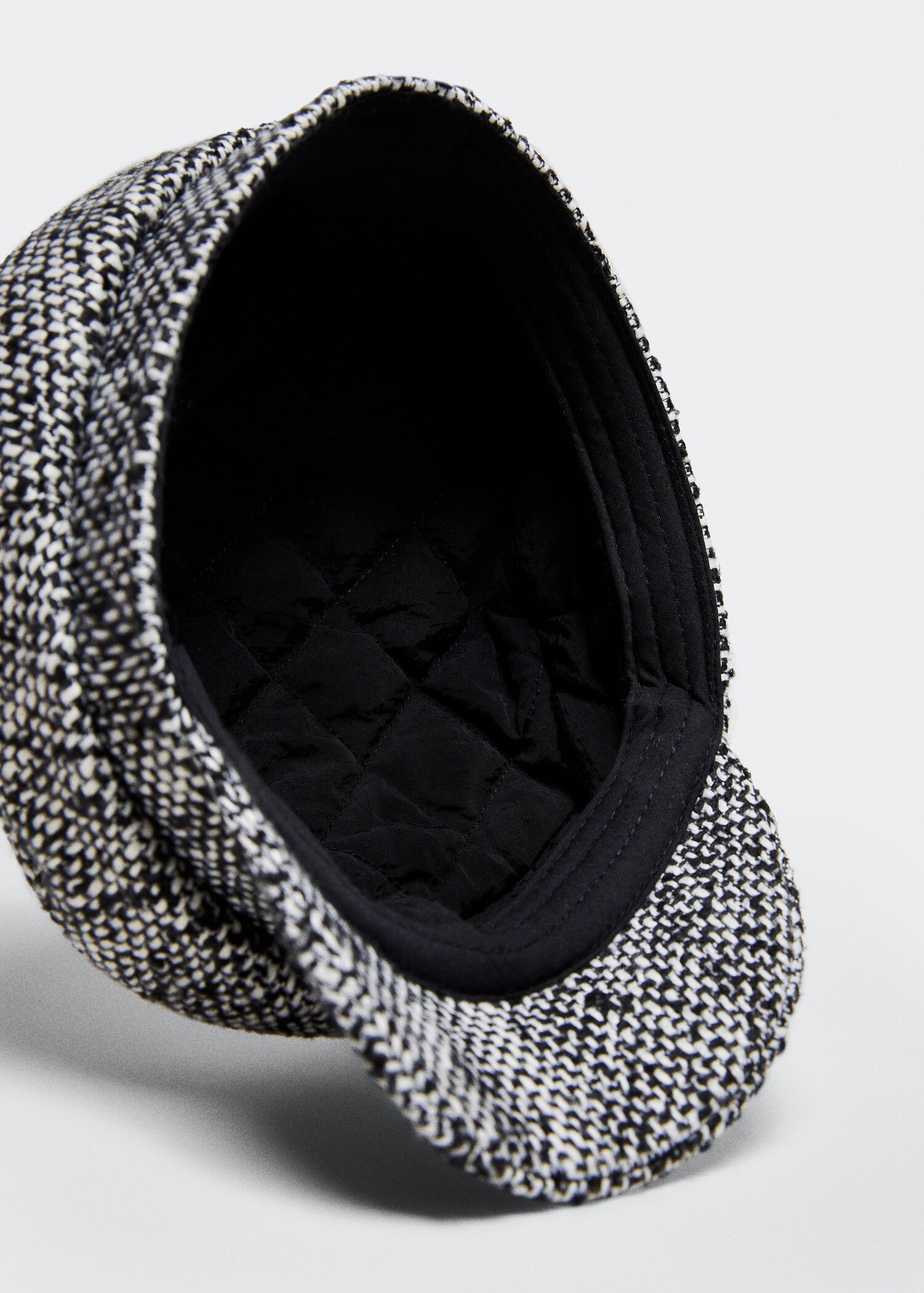 Textured cap with visor - Details of the article 2