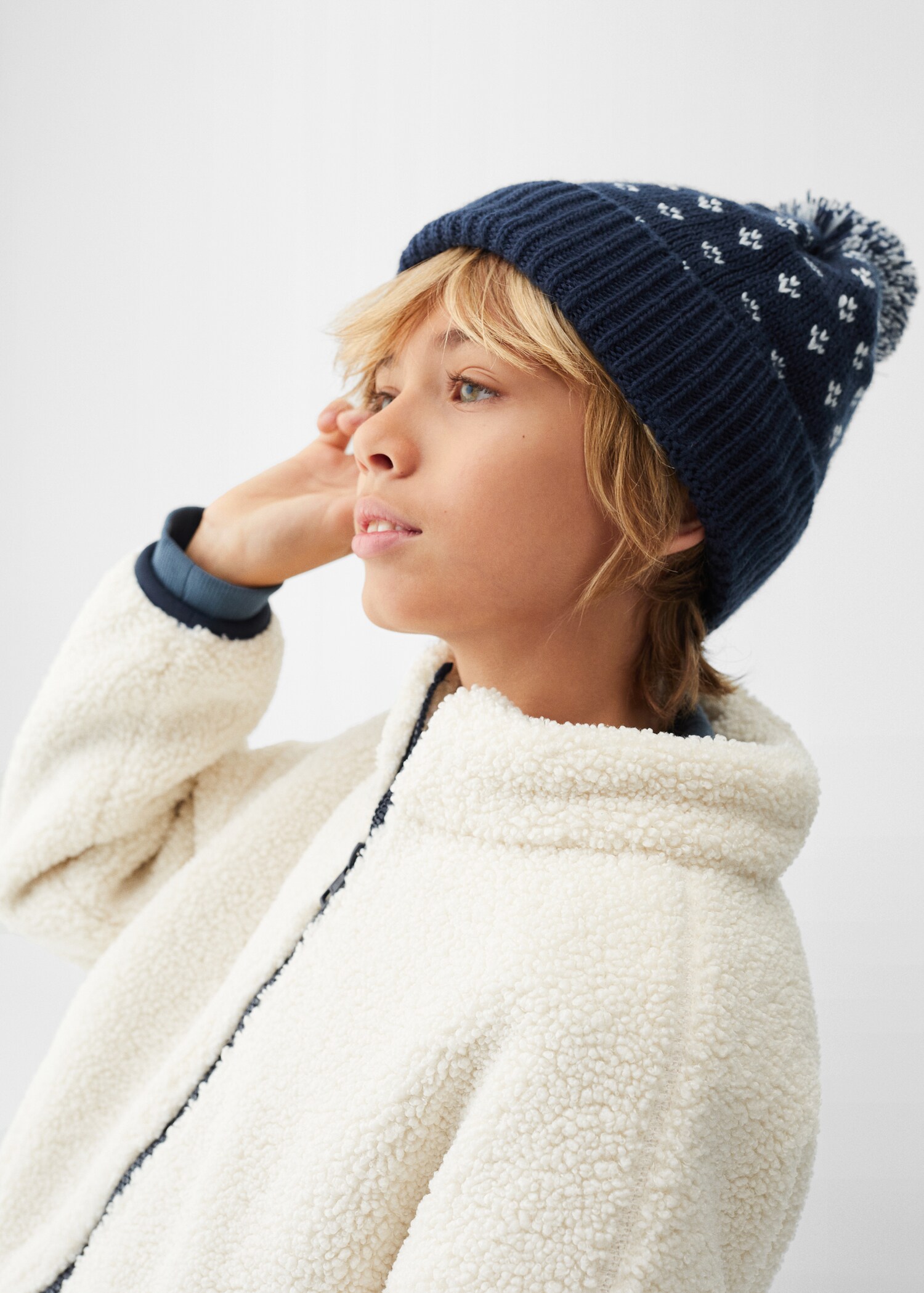 Gorro punto pompón - Plano medio