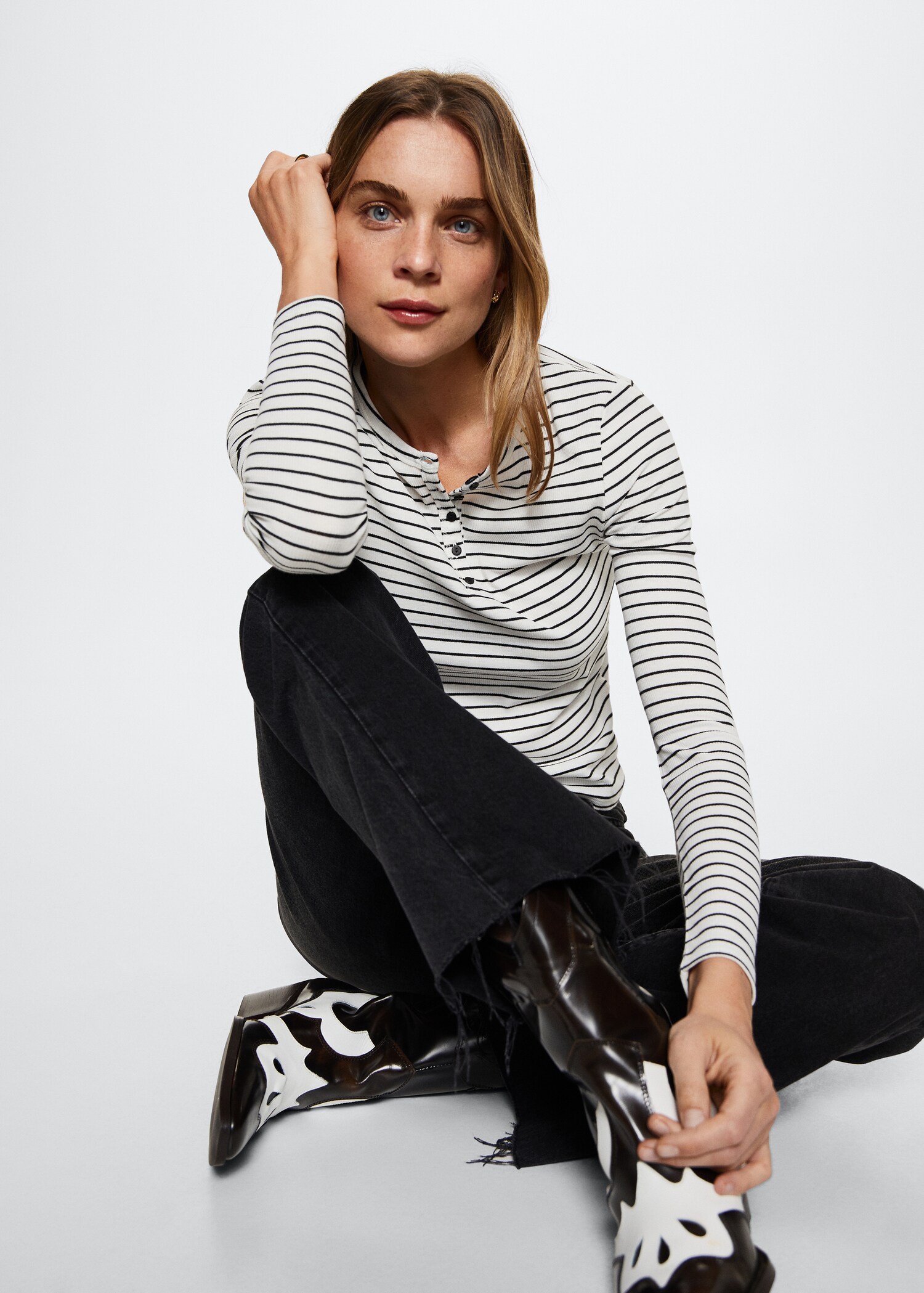 Buttoned striped T-shirt - Details of the article 2