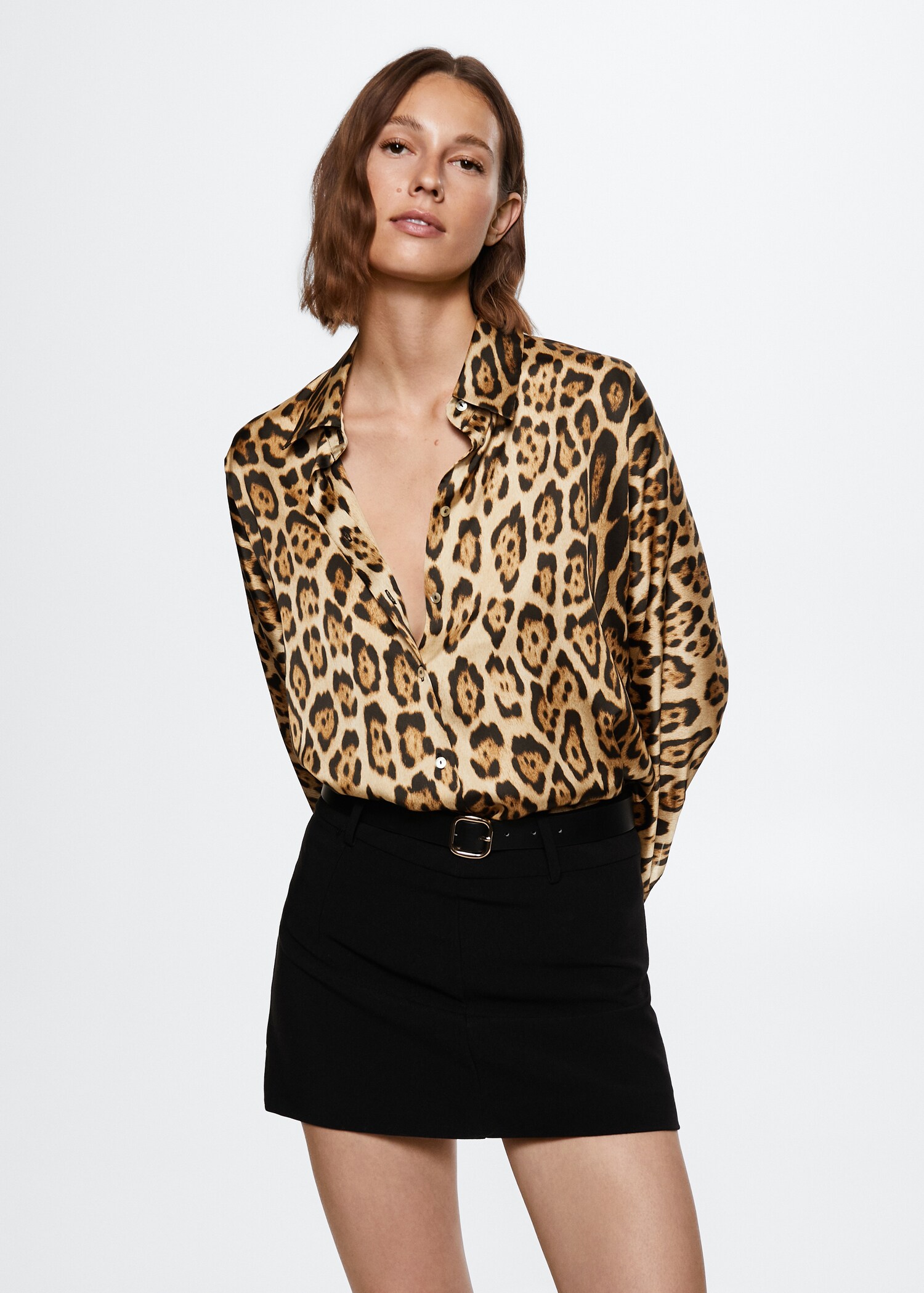 Chemise en imprimé léopard - Plan moyen