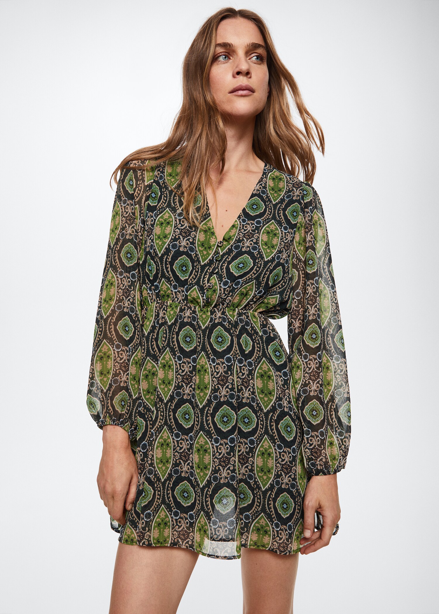 Robe en imprimé baroque - Plan moyen
