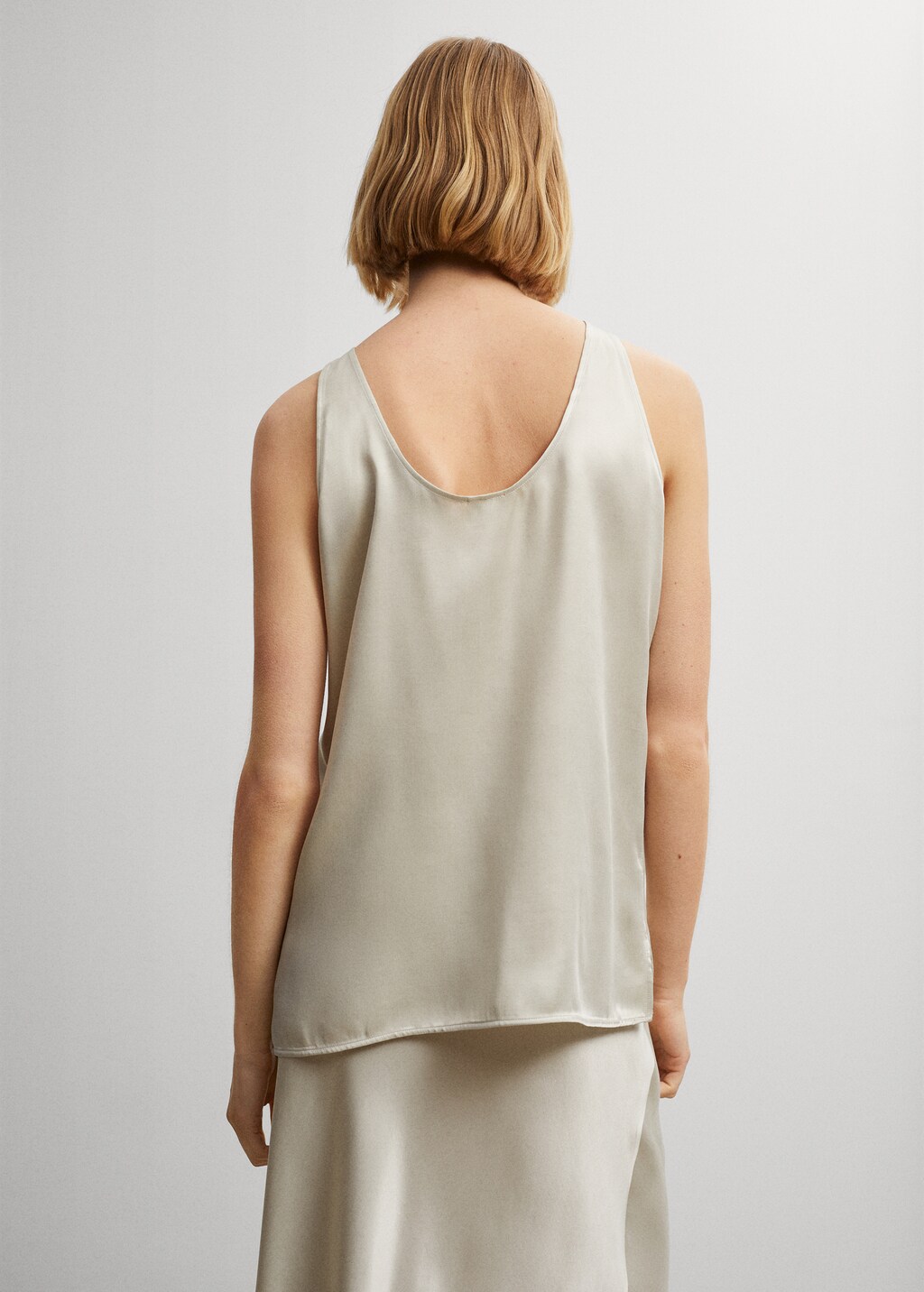 Hecho en Portugal top de tirante grueso con escote reversible y un tejido sedoso y ligero. Women MANGO Lebanon