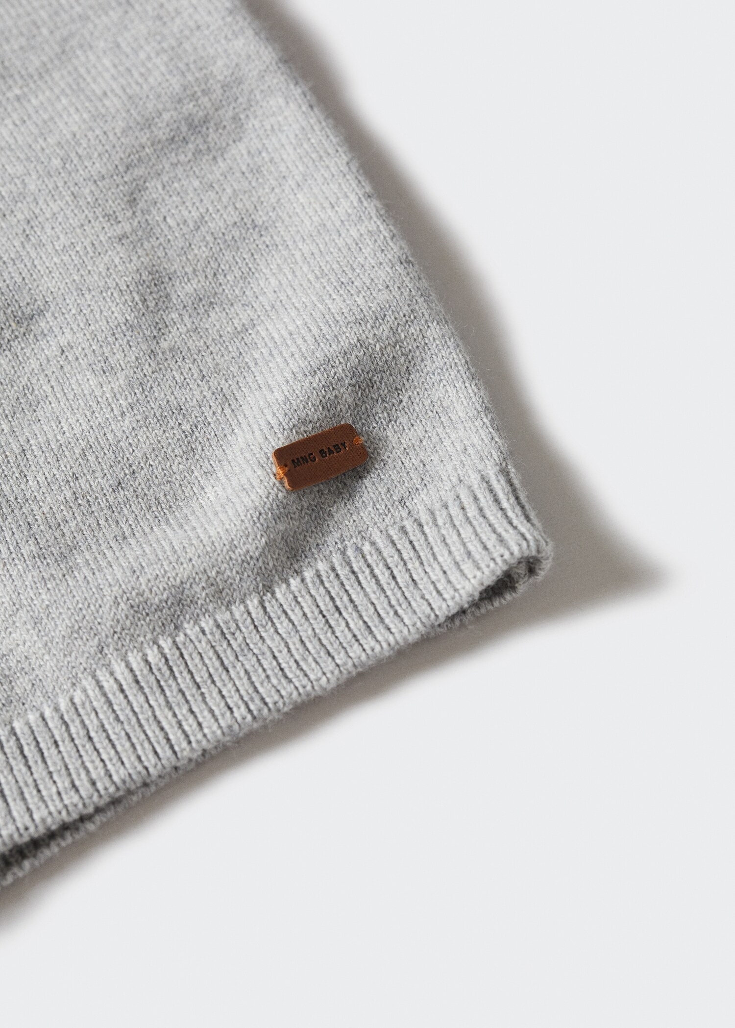 V-neck sweater - Details of the article 8