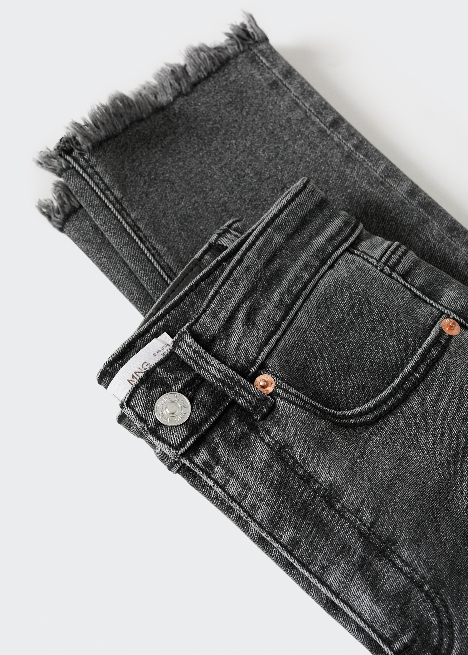 Slim-fit jeans   - Details of the article 8