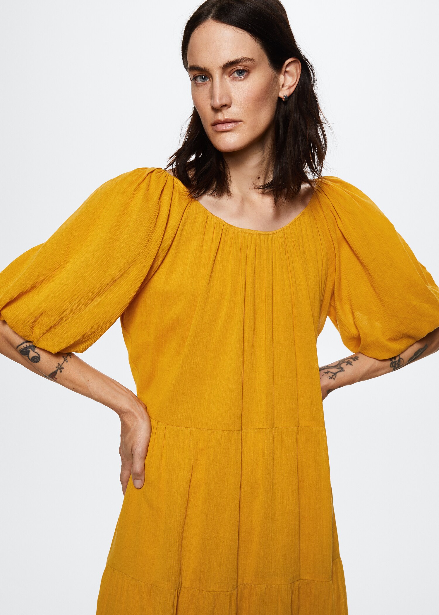 Robe longue à volants. - Plan moyen