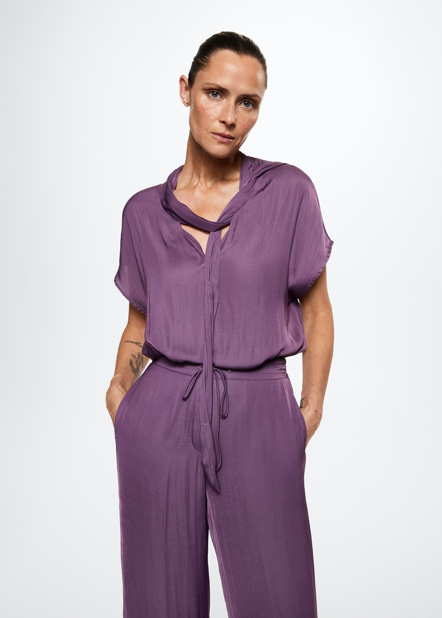 Blusa acetinada com laço - Plano médio
