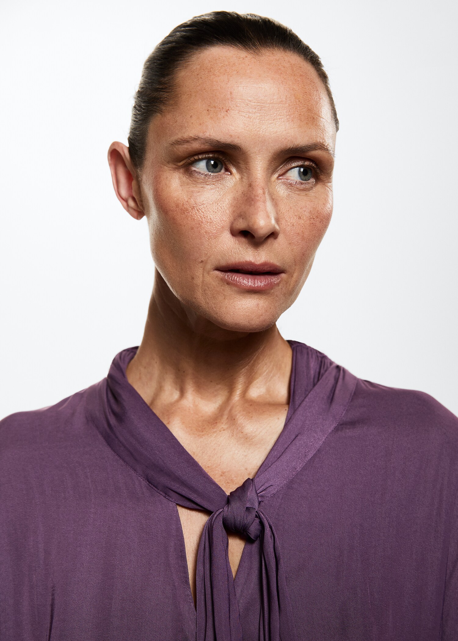 Blusa acetinada com laço - Pormenor do artigo 1