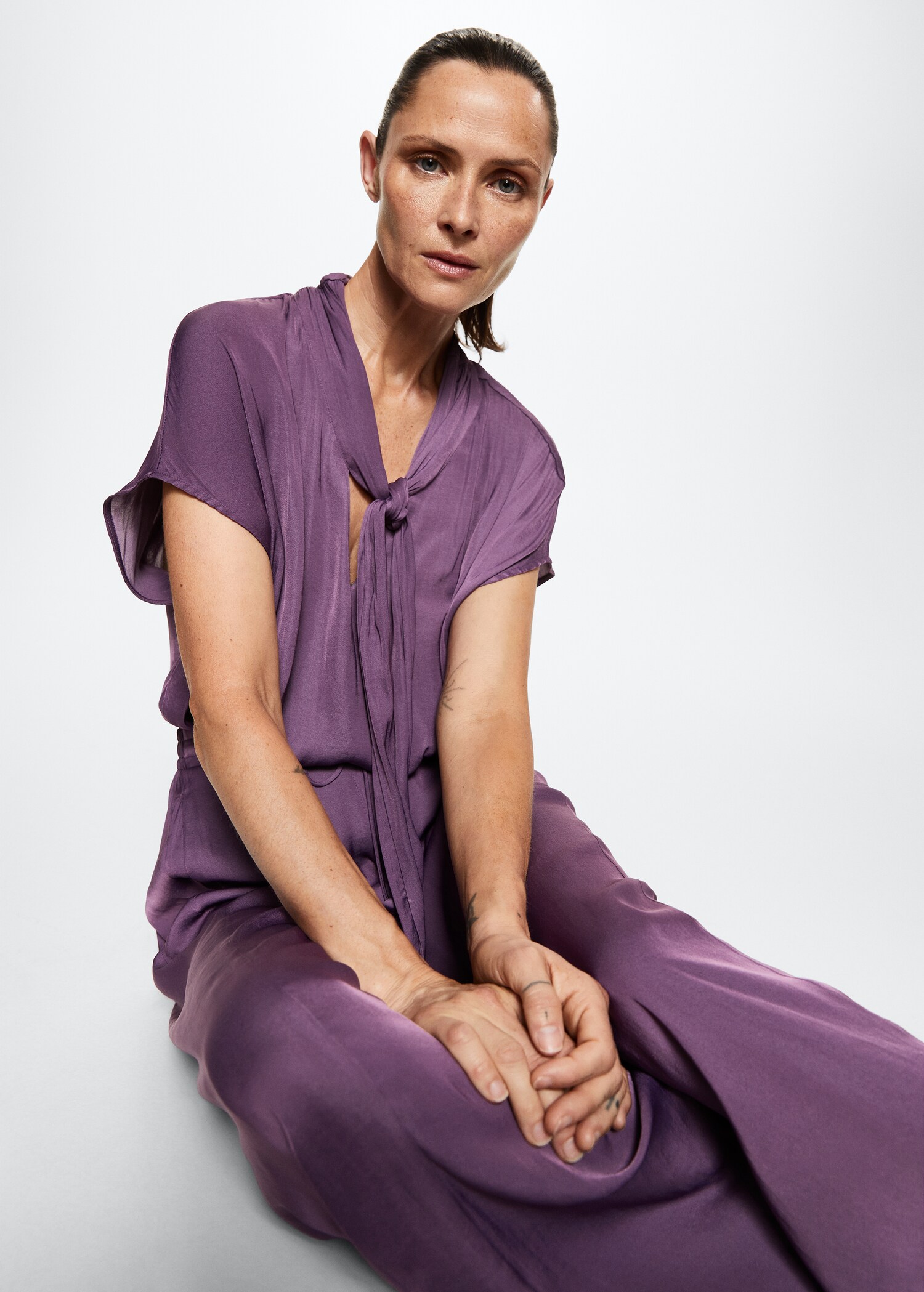 Blusa acetinada com laço - Pormenor do artigo 2