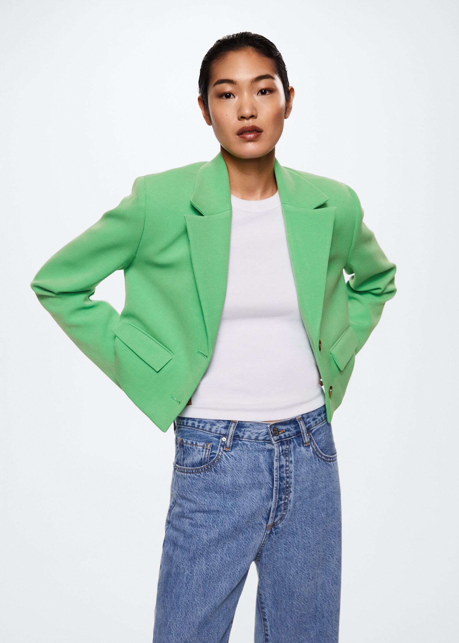 Blazer cropped de botões - Plano médio