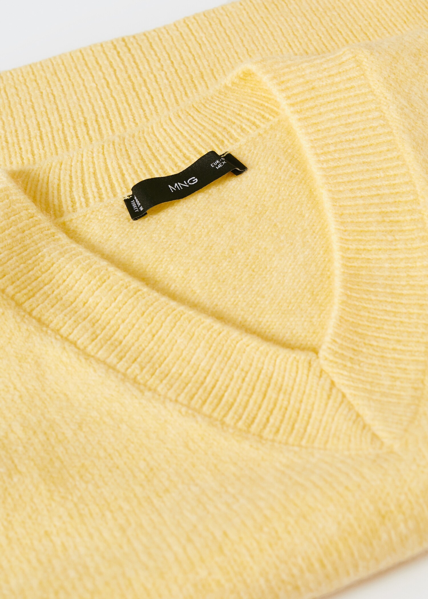 V-neck knit sweater - Details of the article 8