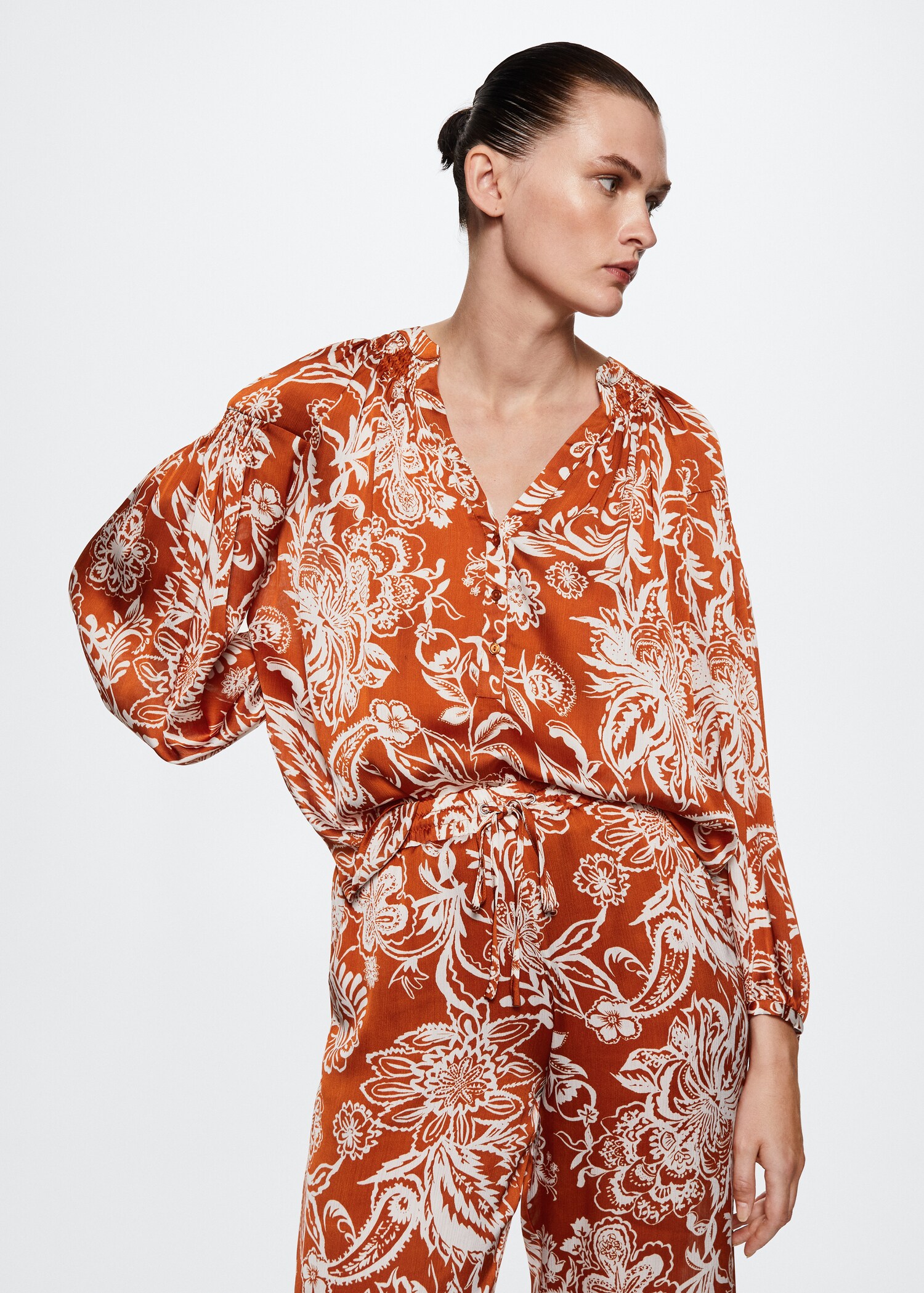 Satinierte Hose mit Print - Mittlere Ansicht