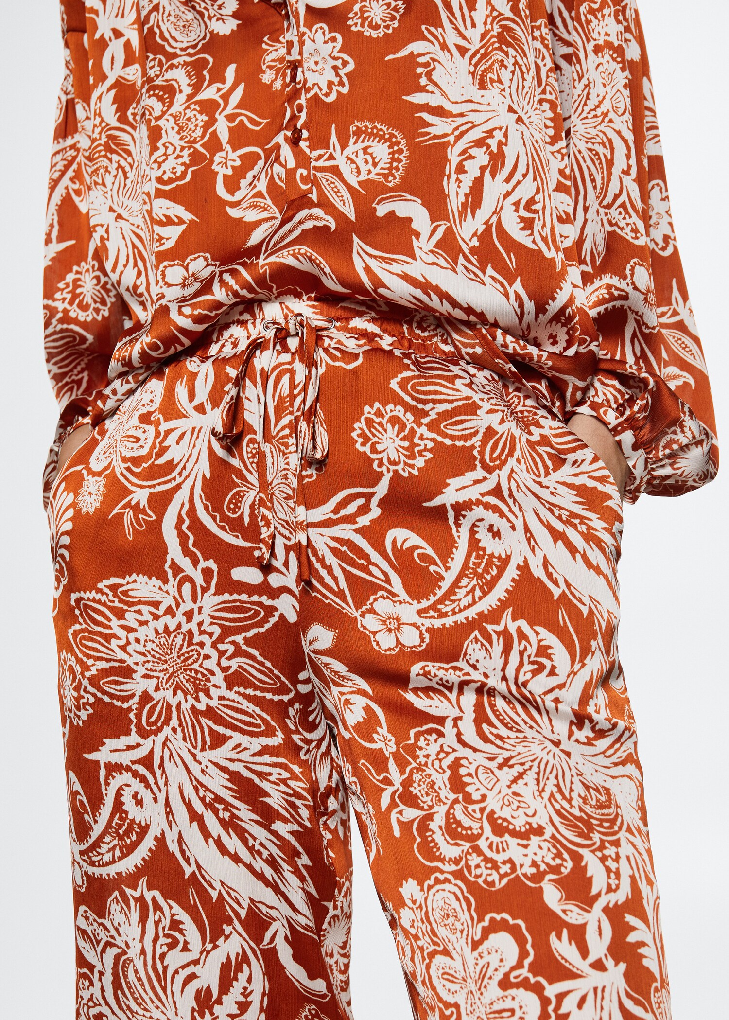 Satinierte Hose mit Print - Detail des Artikels 6