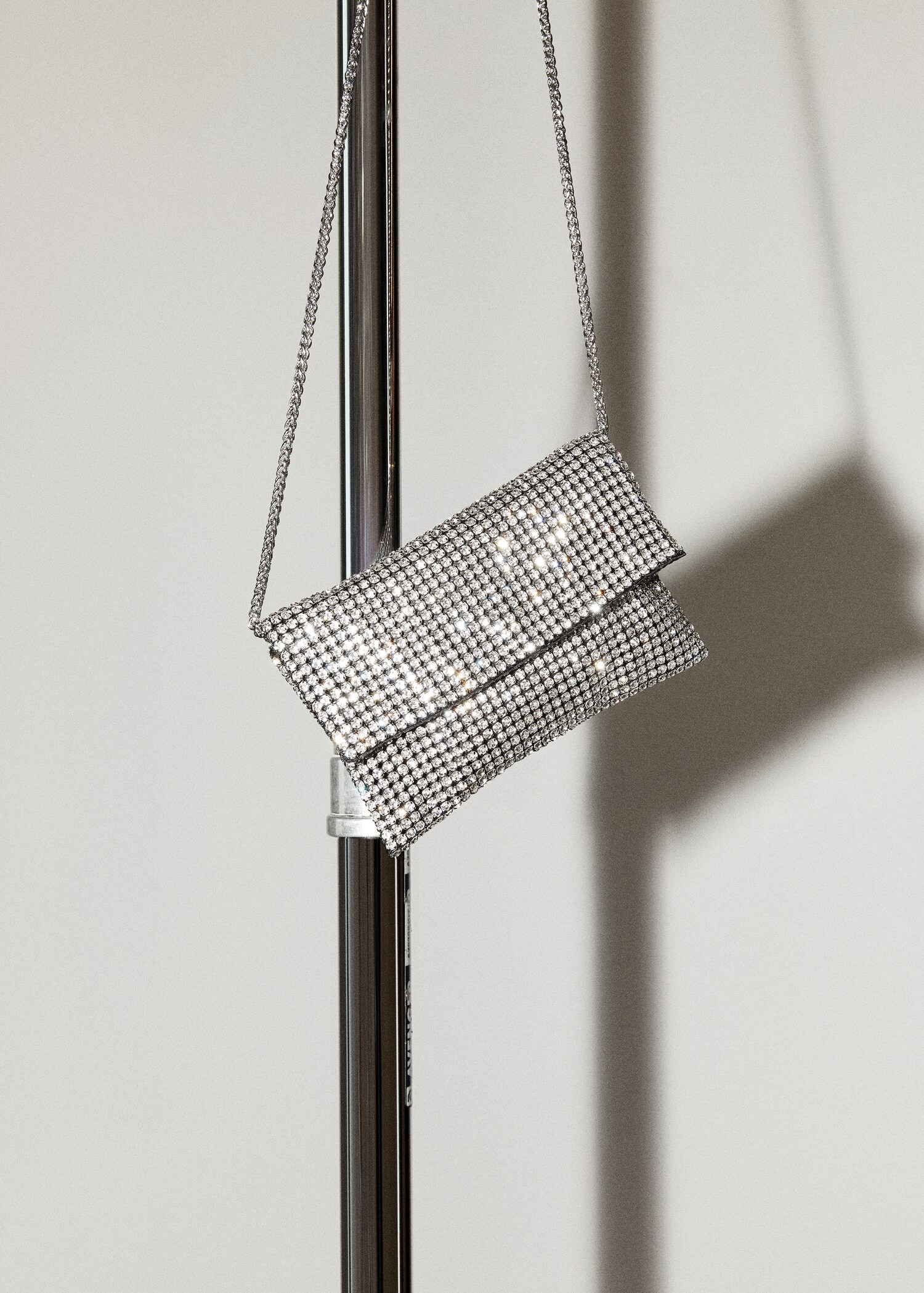 Minitas met stras en ketting - Detail van het artikel 9