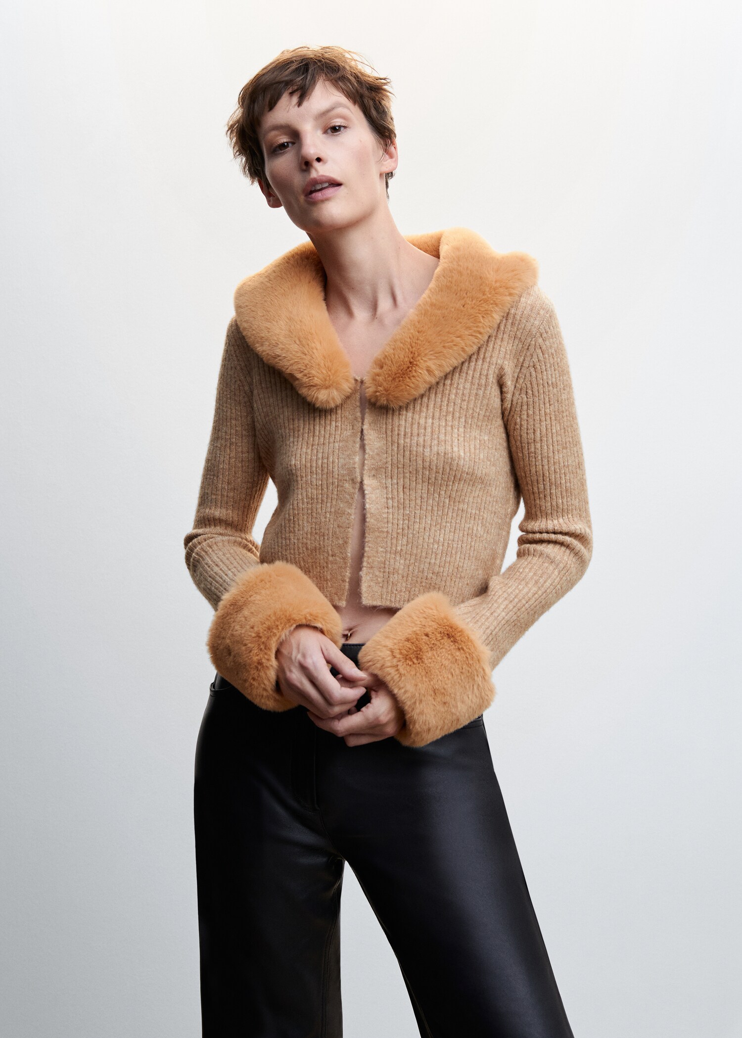 Cardigan à col en fausse fourrure - Plan moyen