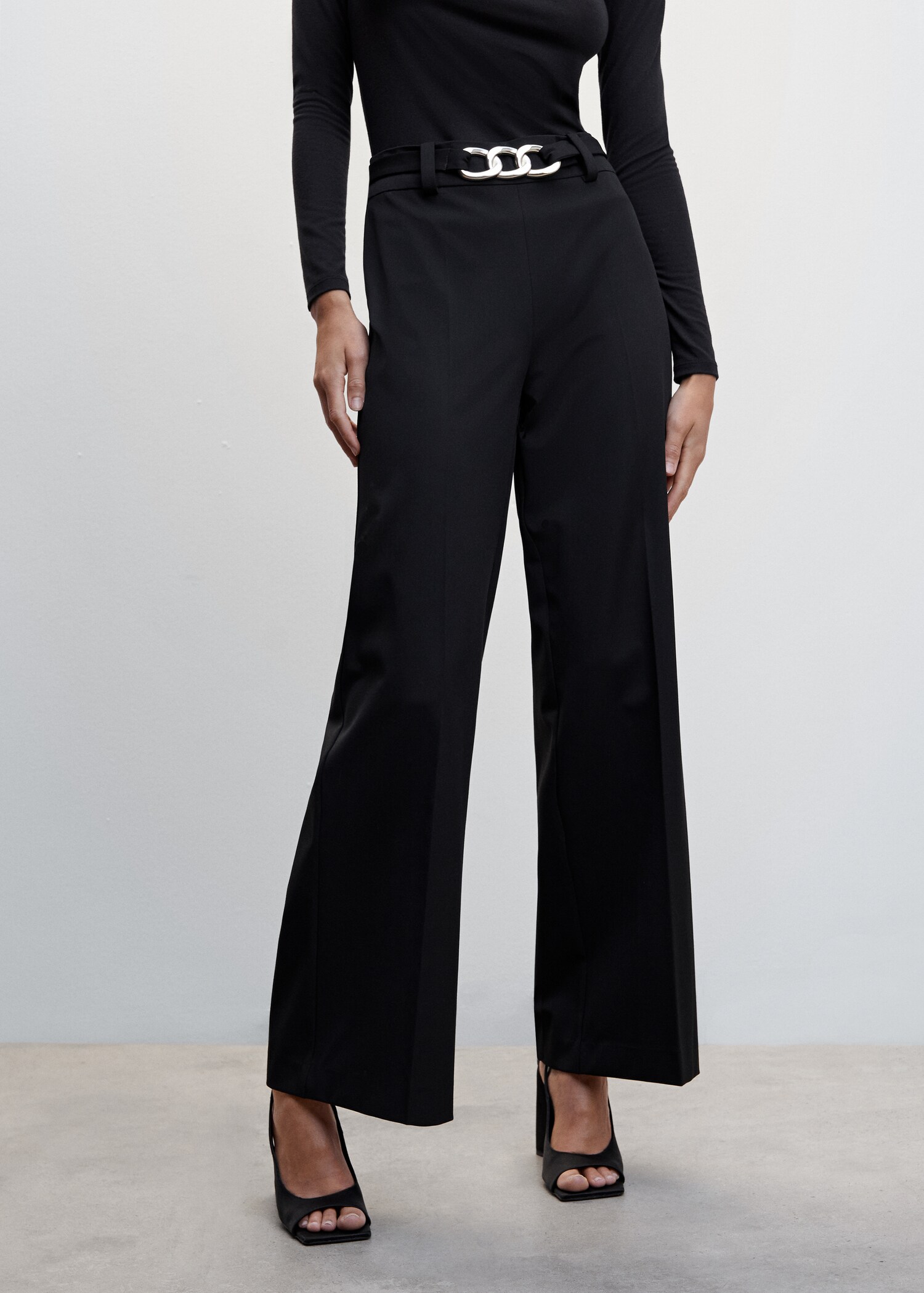 Pantalon détail chaîne - Plan moyen