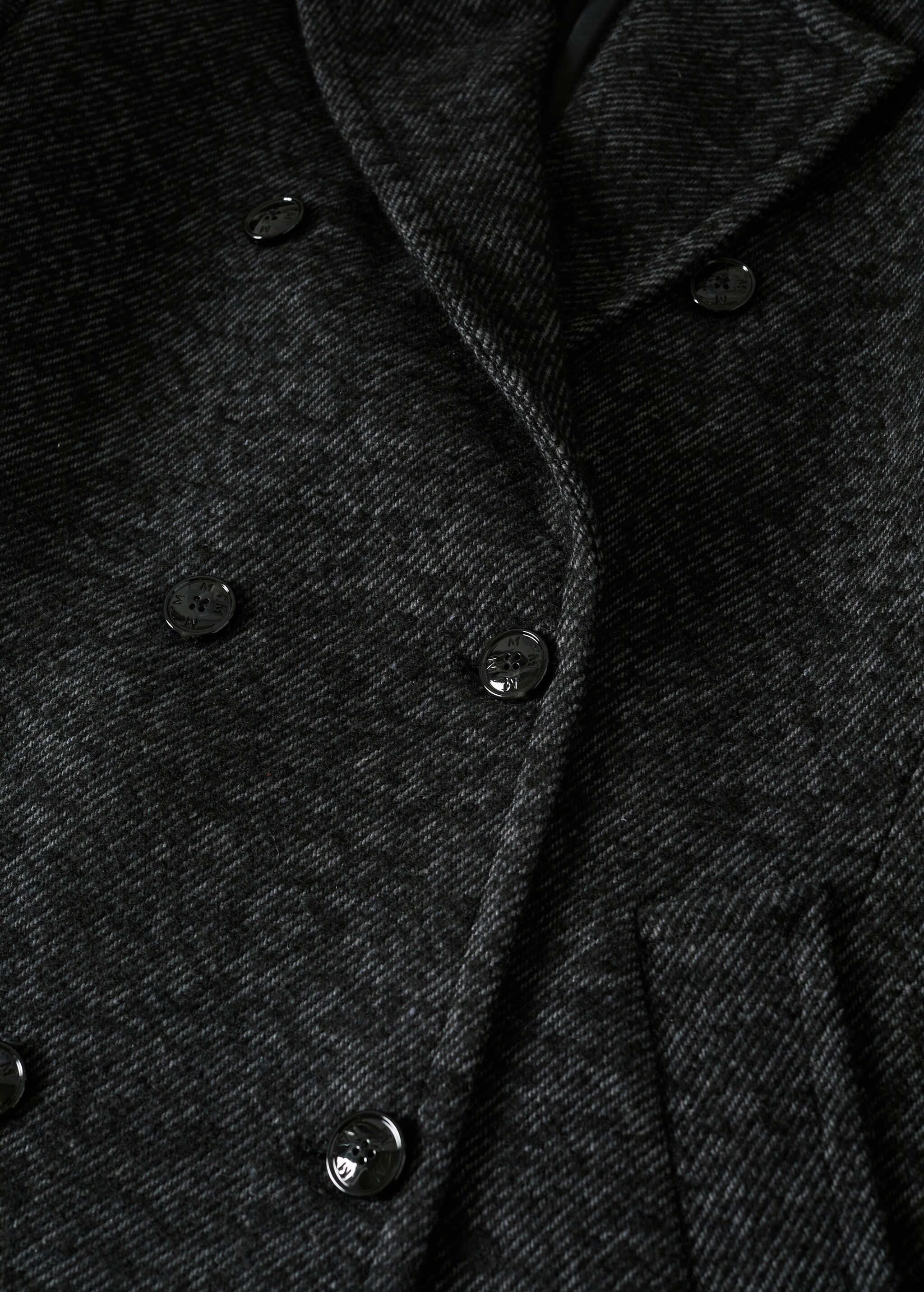 Zweireihig geknöpfter Mantel mit Reverskragen - Detail des Artikels 8