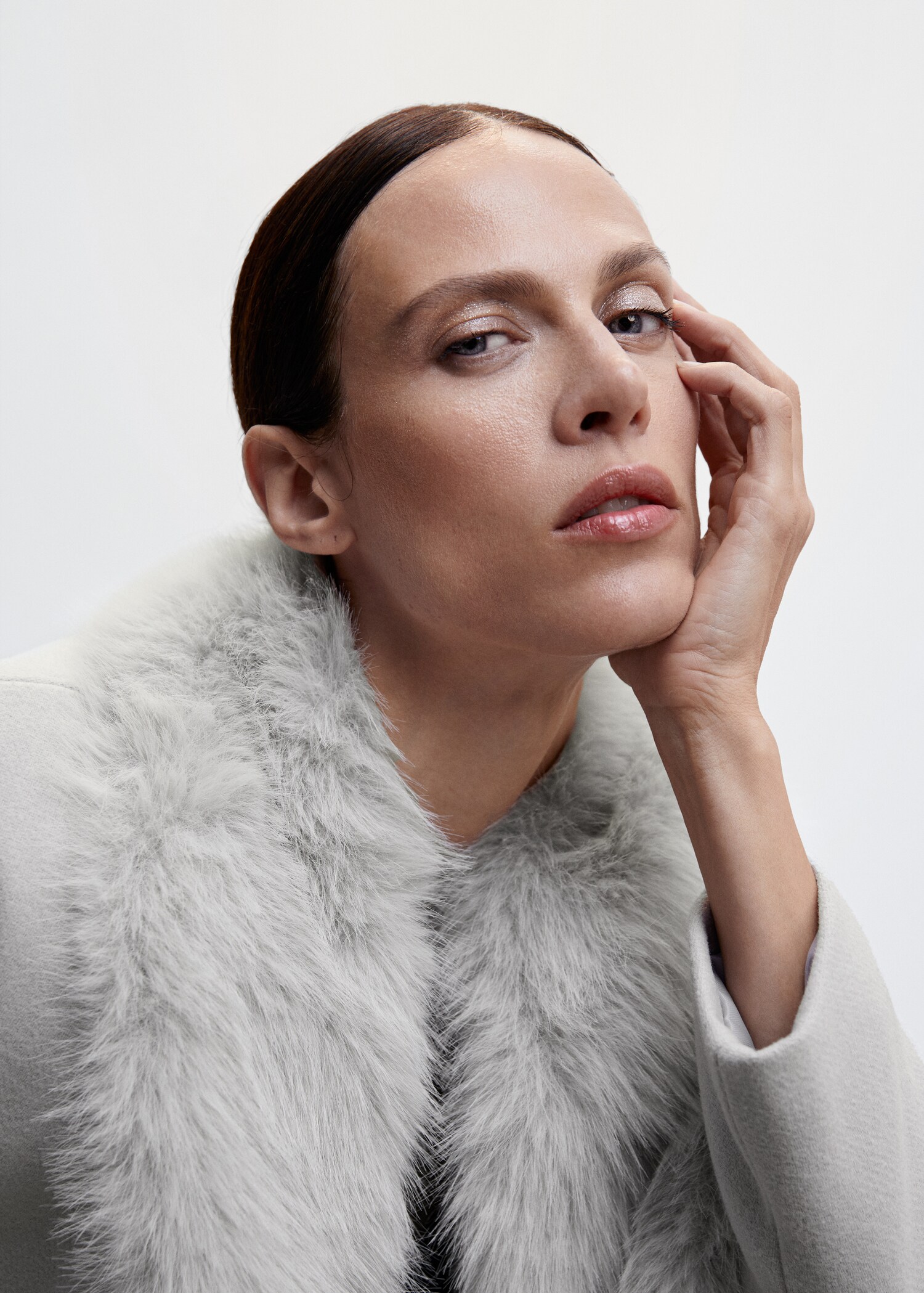 Detachable wool coat with fur-effect collar - Details of the article 1