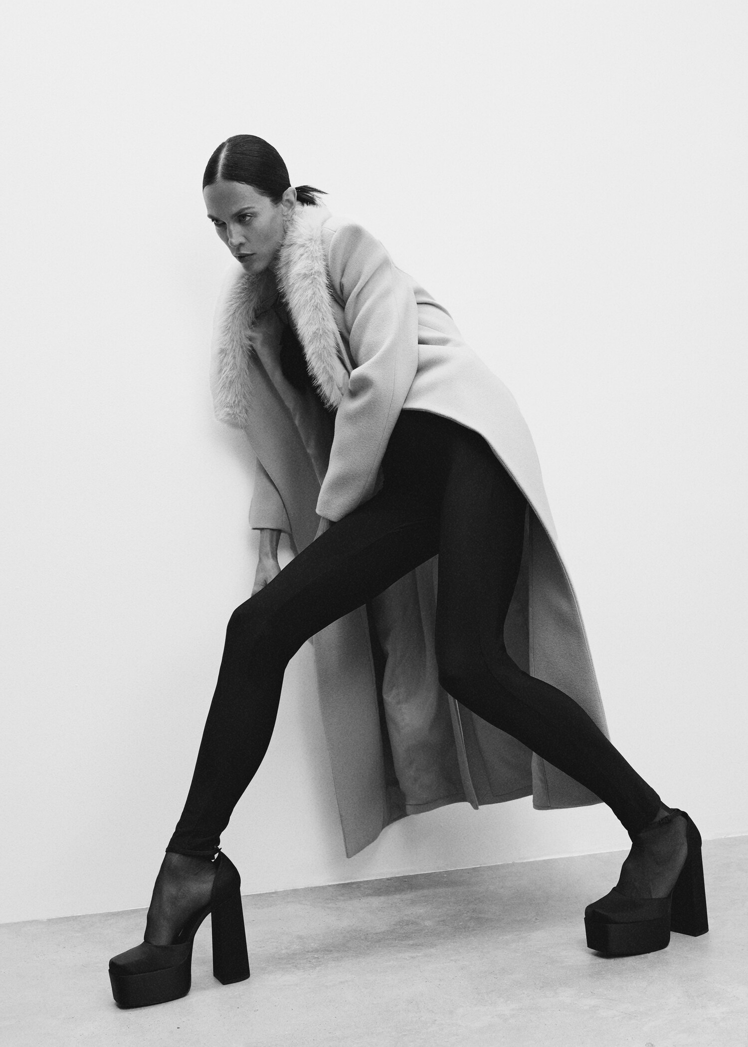 Detachable wool coat with fur-effect collar - Details of the article 2