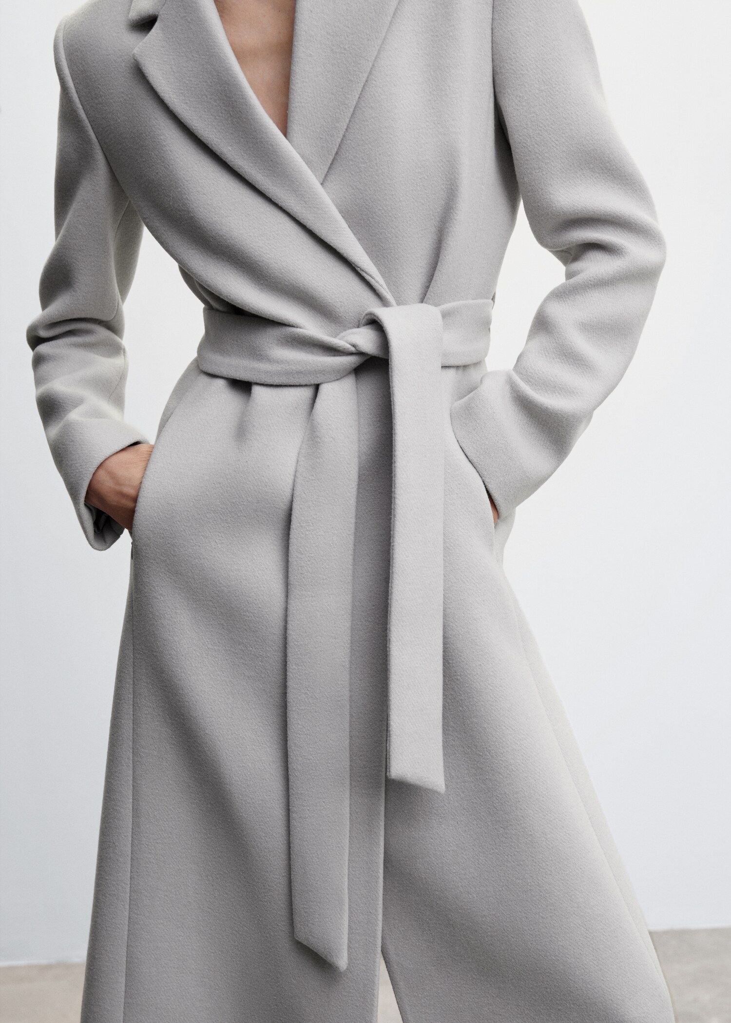 Detachable wool coat with fur-effect collar - Details of the article 3