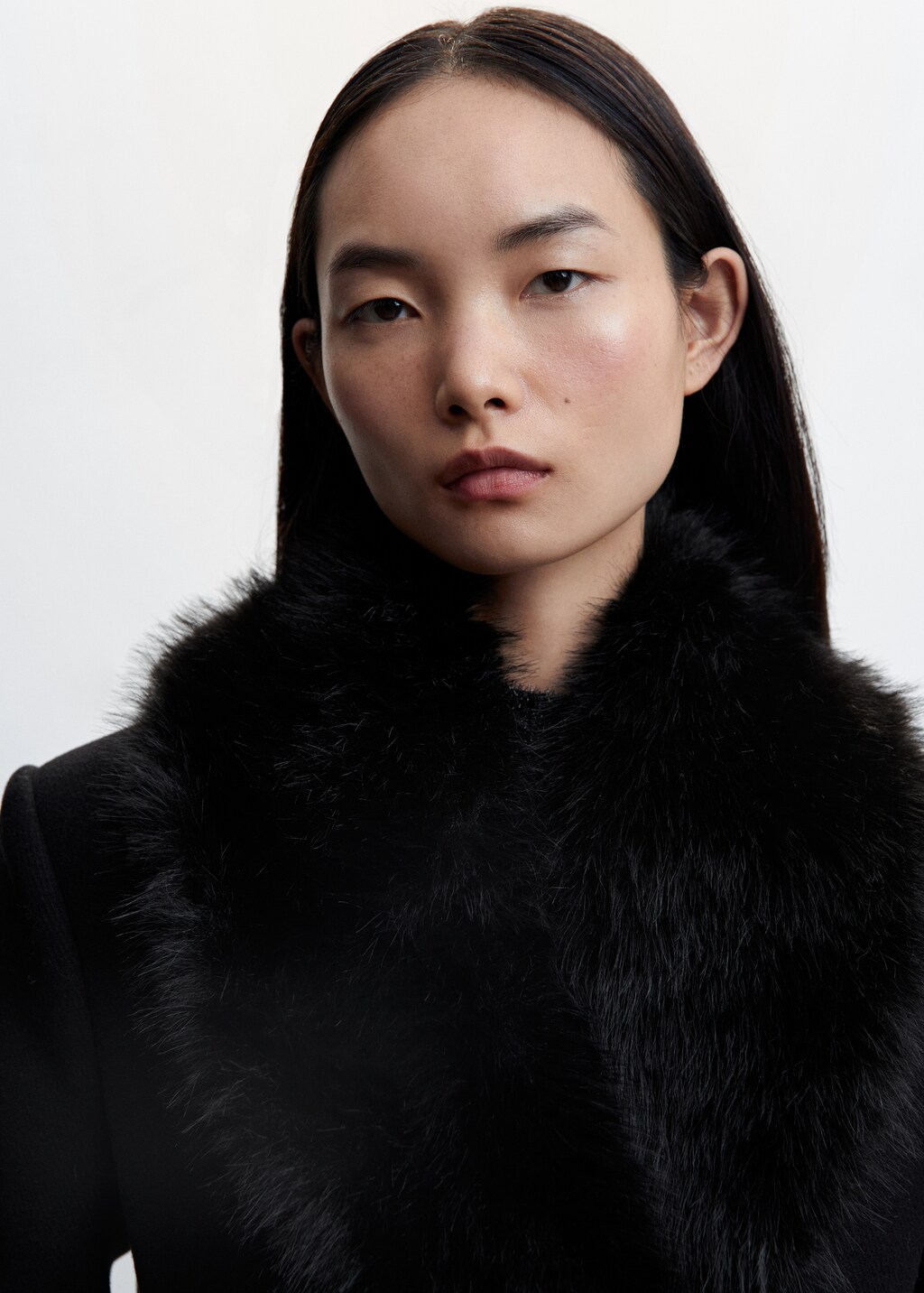 Detachable wool coat with fur-effect collar | MANGO Japan