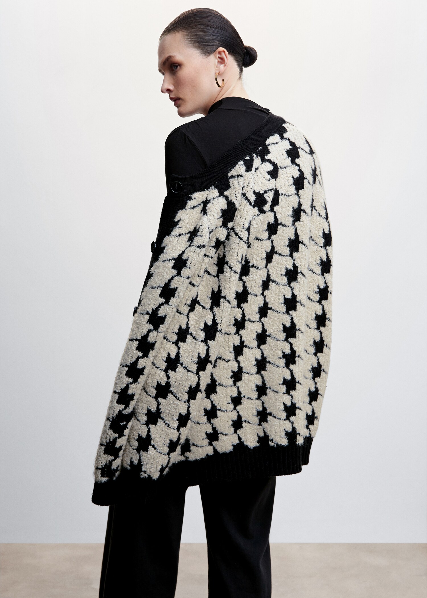 Houndstooth cardigan - Reverse of the article