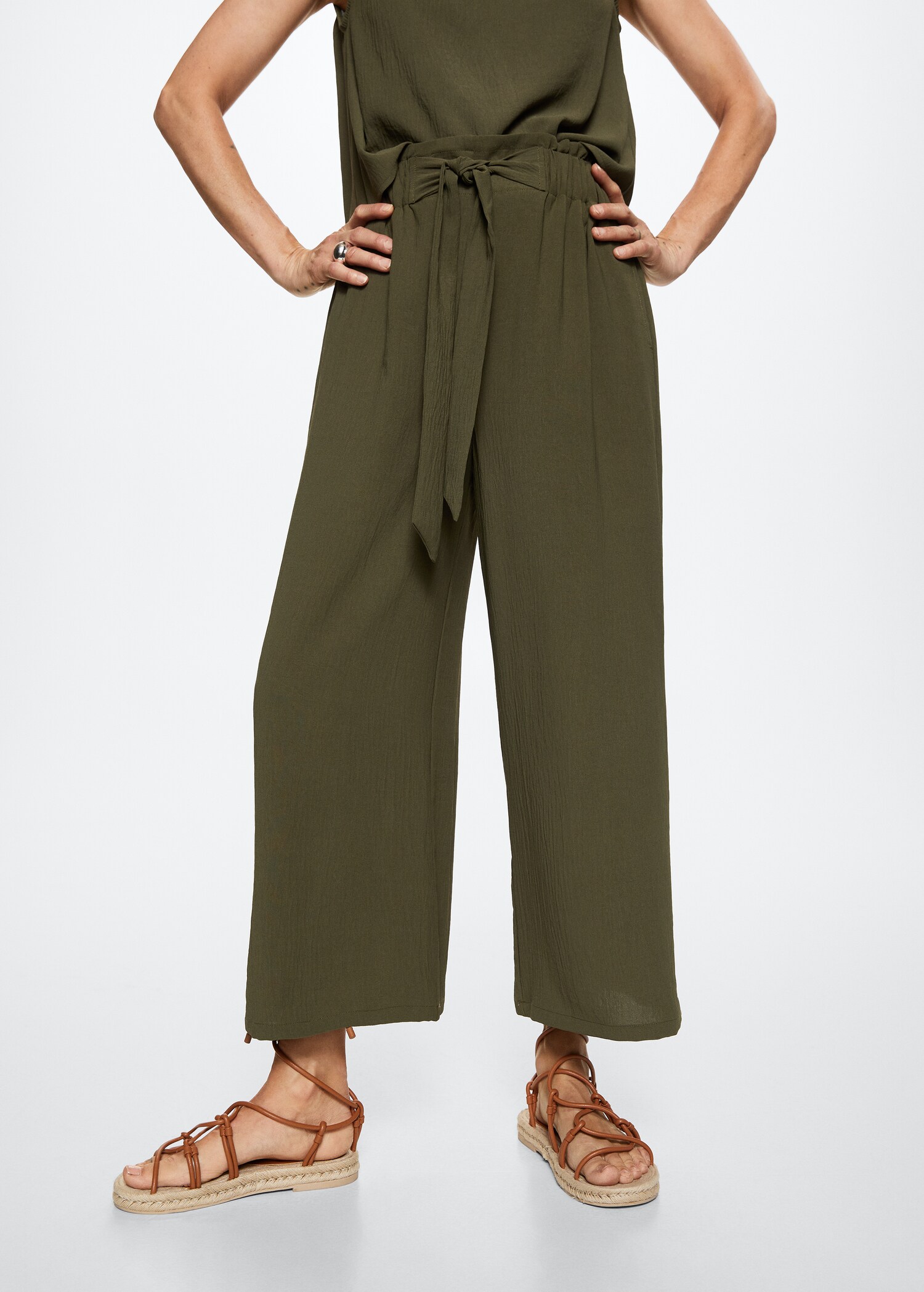 Pantalón culotte lazo - Plano medio