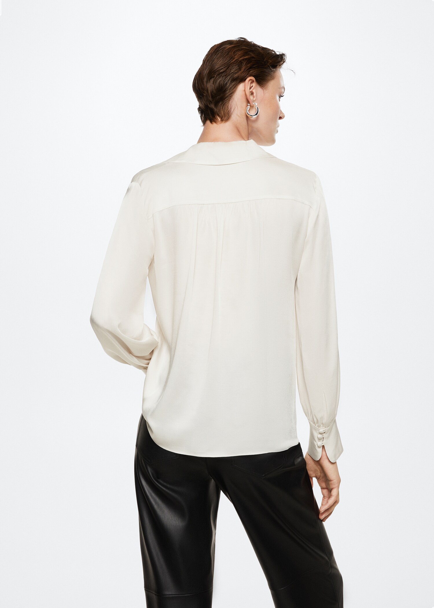 Ruffled neck blouse - Reverse of the article