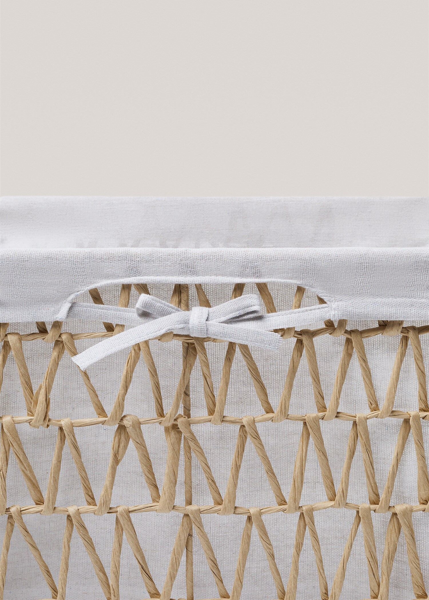 Lined wicker basket  - Medium plane