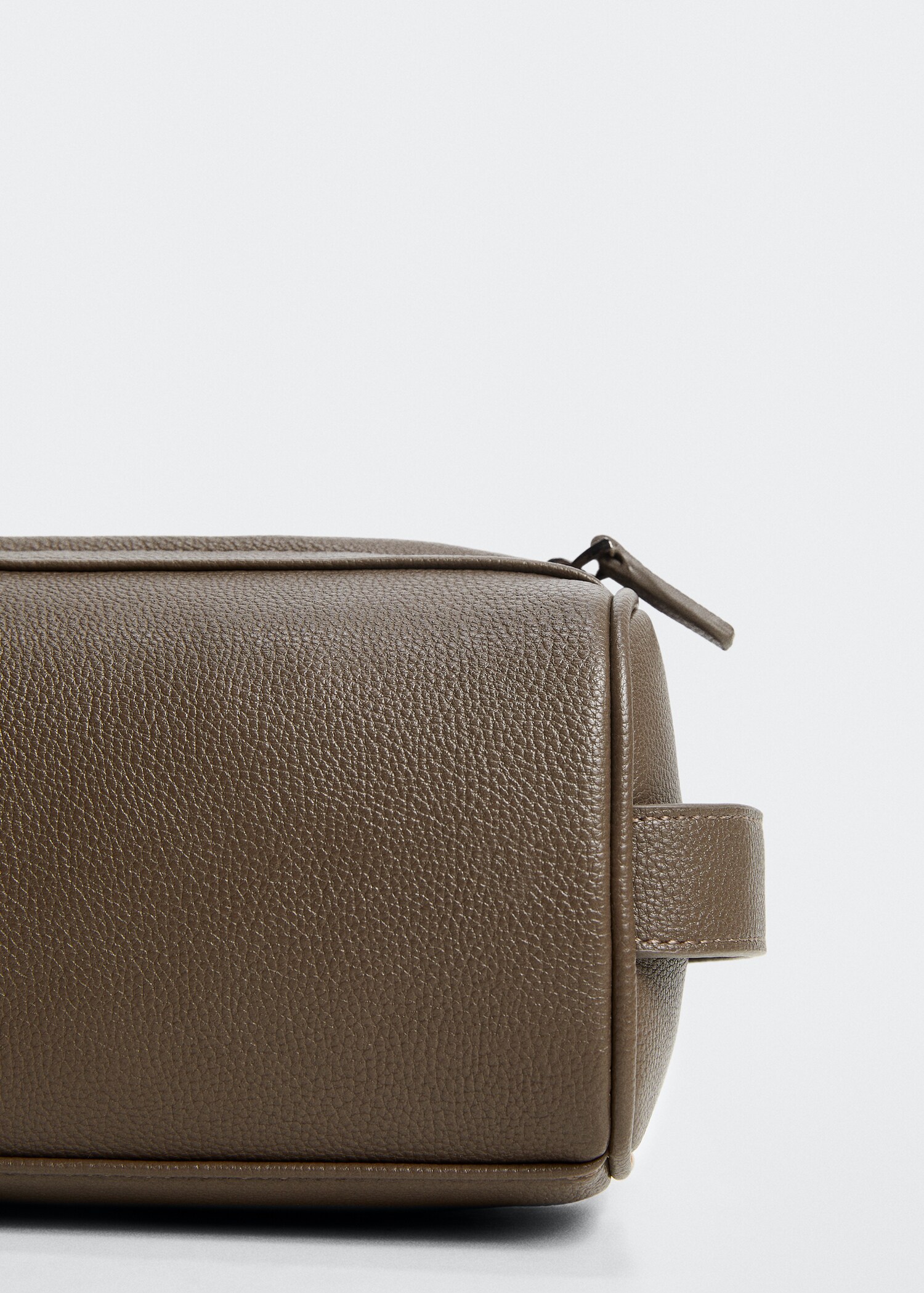 Leather-effect toiletry bag - Details of the article 1