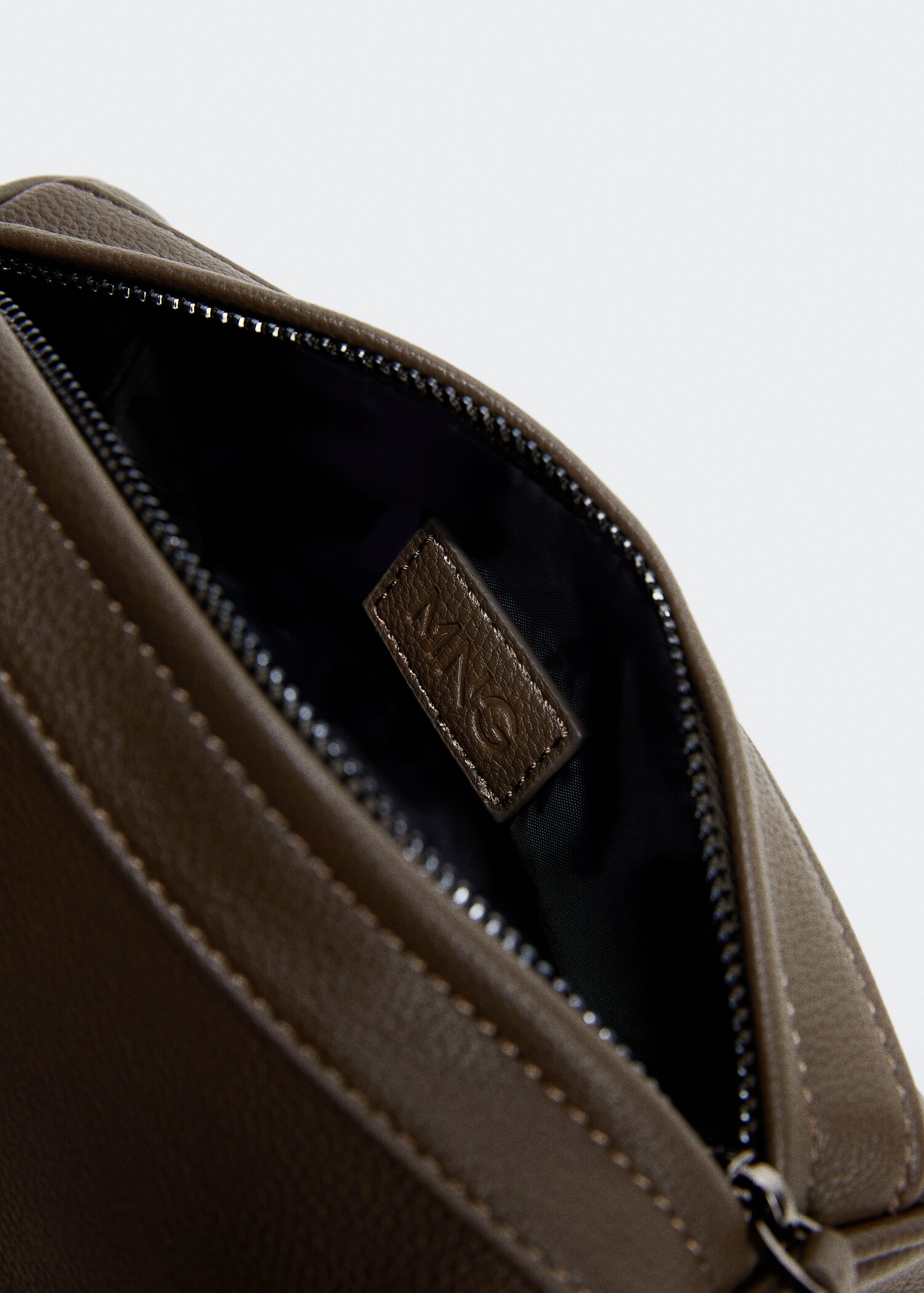 Leather-effect toiletry bag - Details of the article 2