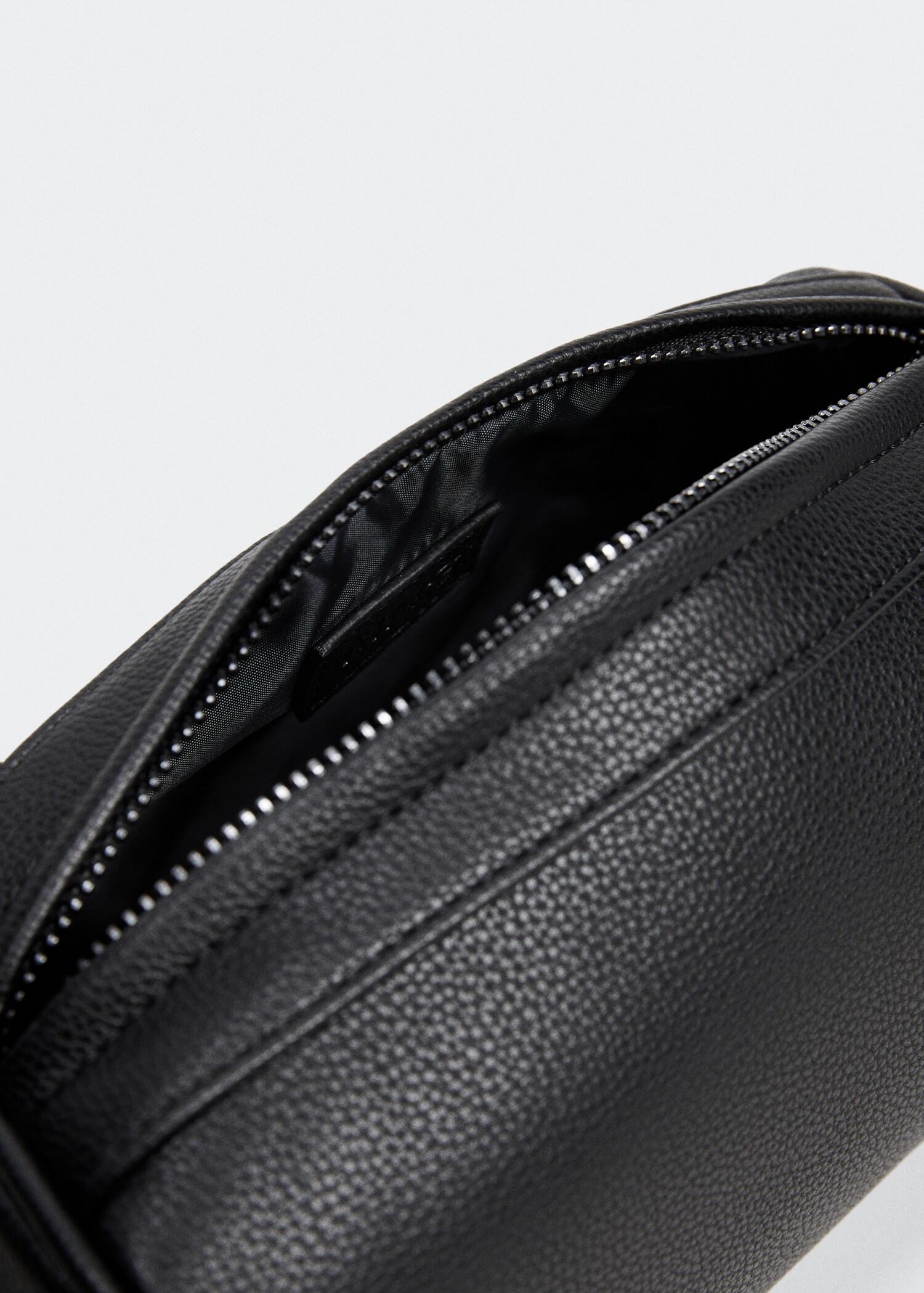 Leather-effect toiletry bag - Details of the article 2