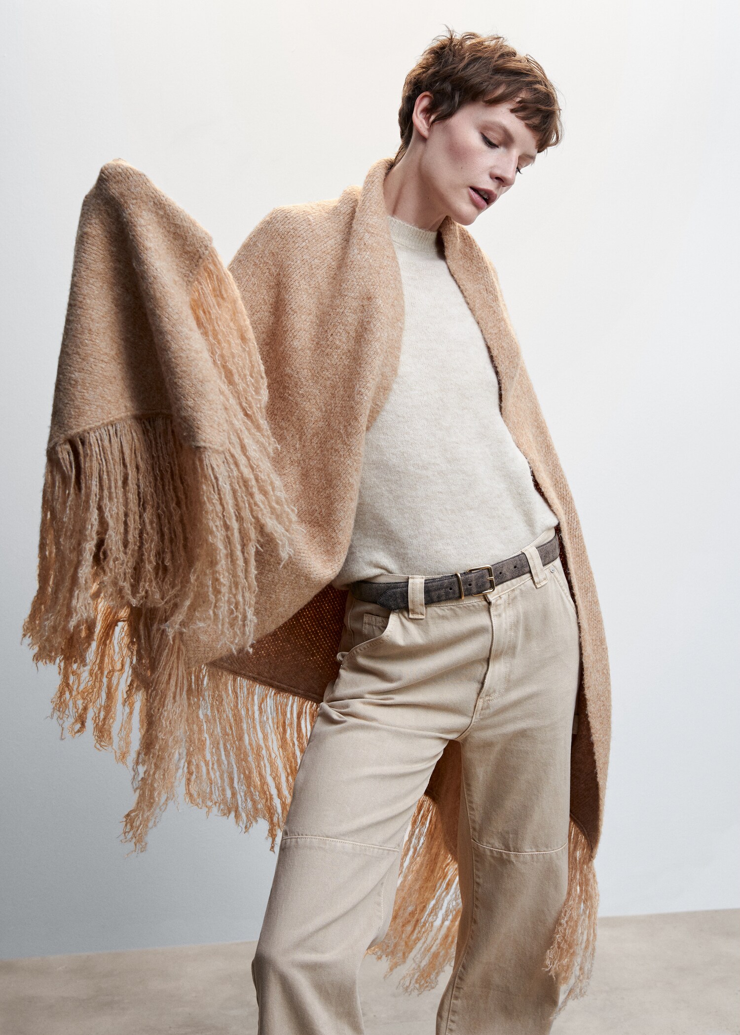 Fringe knit cape - Details of the article 2