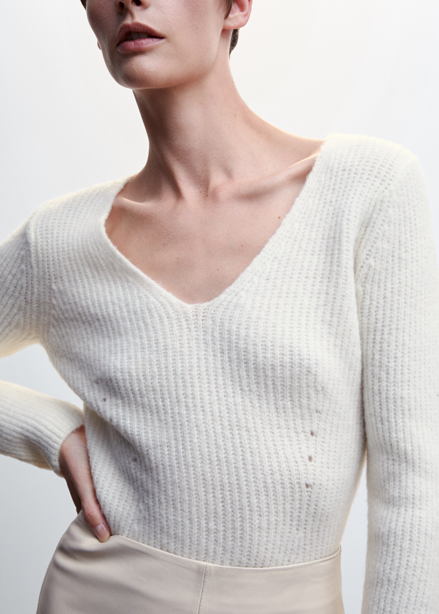 V-neck sweater - Details of the article 6