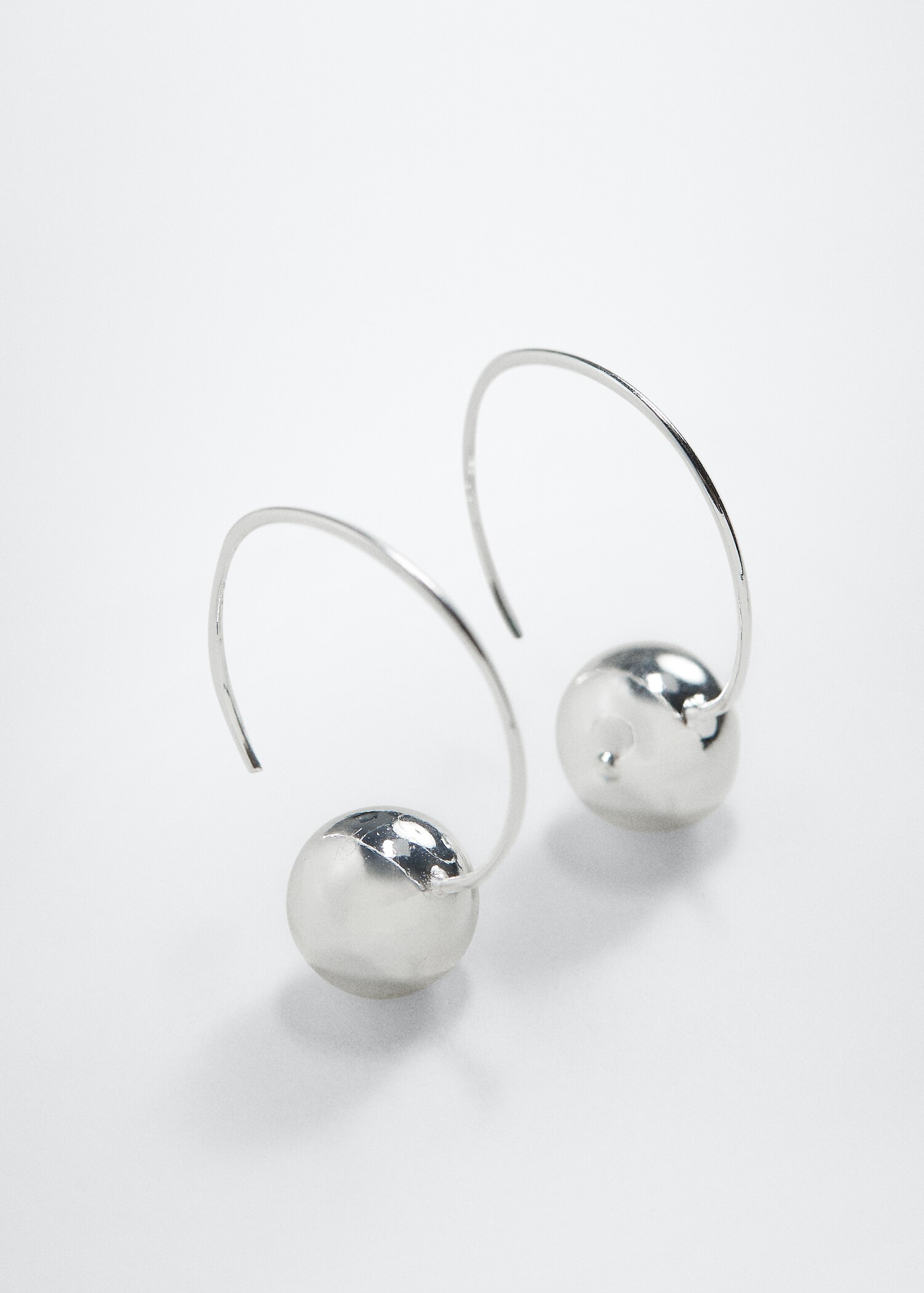 Boucles d'oreilles pendantes perle - Plan moyen