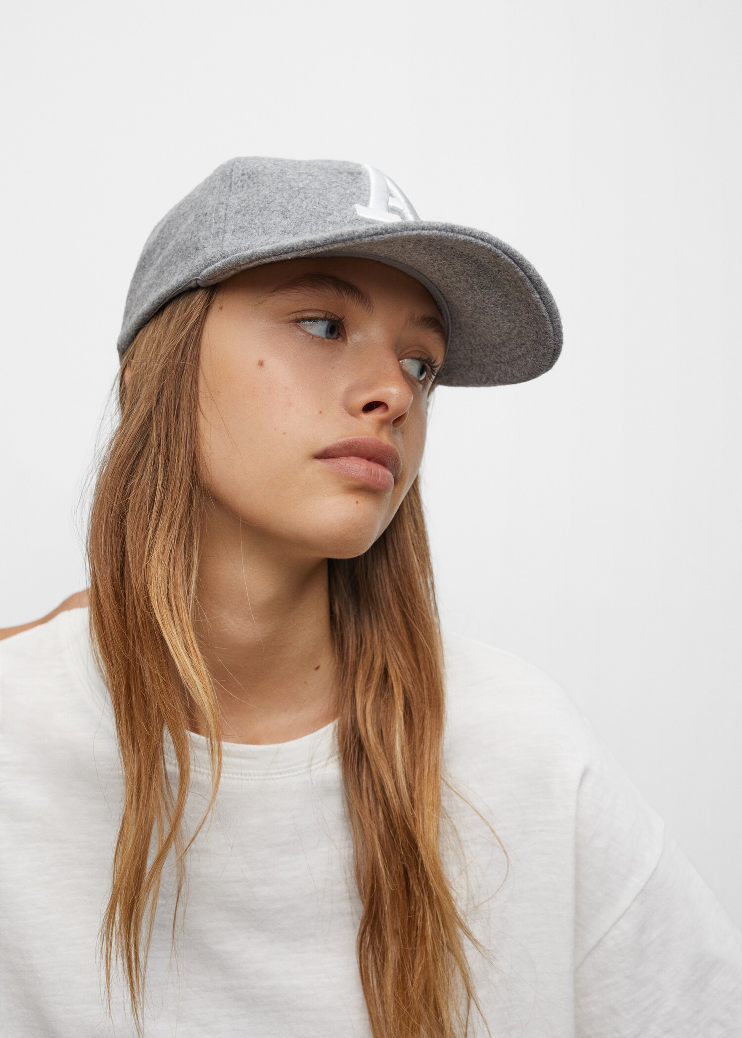 Cap with embroidered letter  - Medium plane
